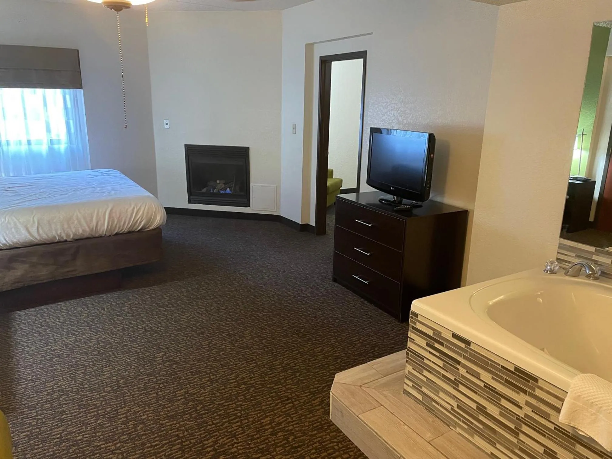 Hot Tub, Bed in Sleep Inn & Suites near Sports World Blvd