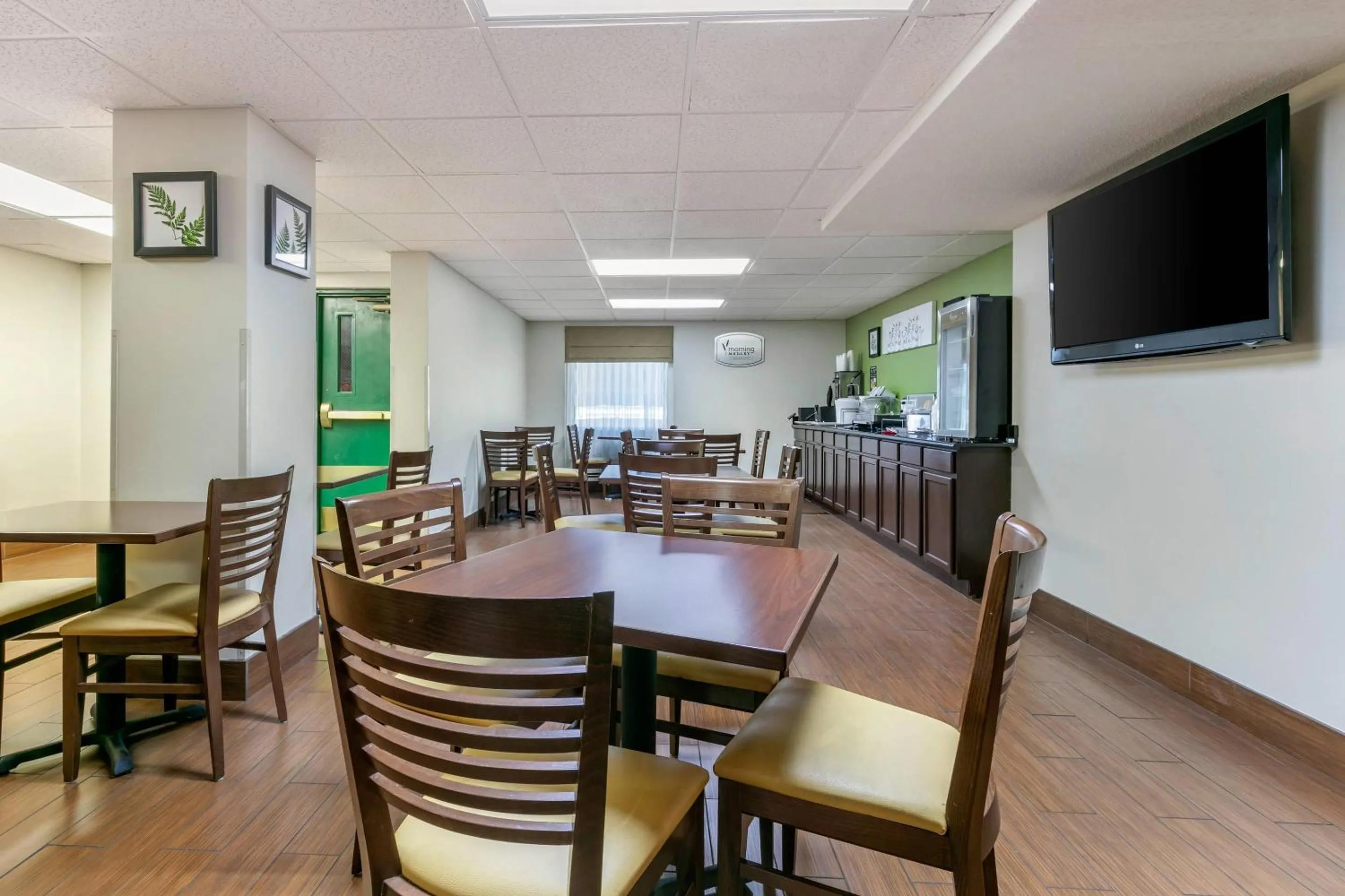 Breakfast in Sleep Inn & Suites near Sports World Blvd