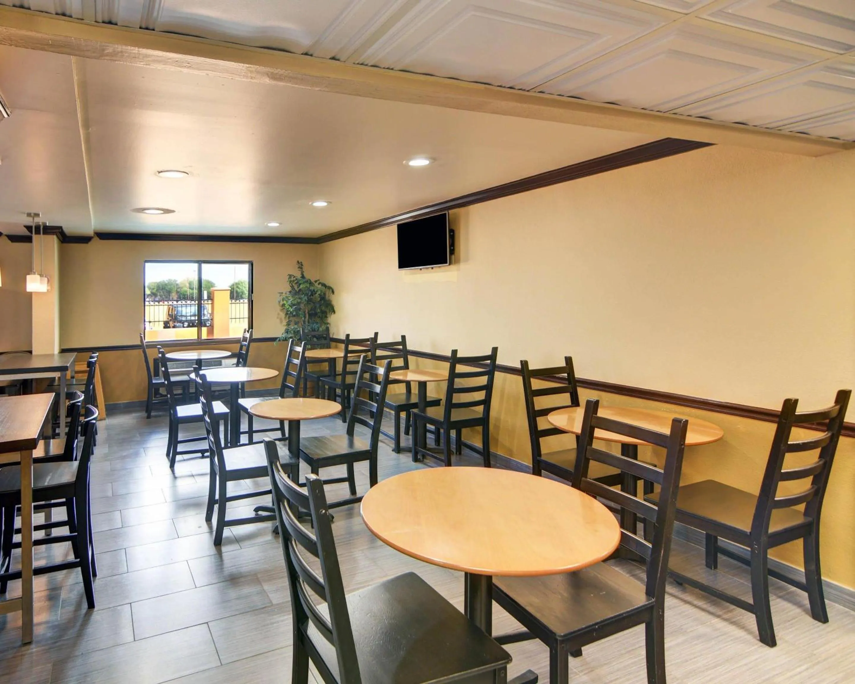 Breakfast in Quality Inn DFW Airport North - Irving