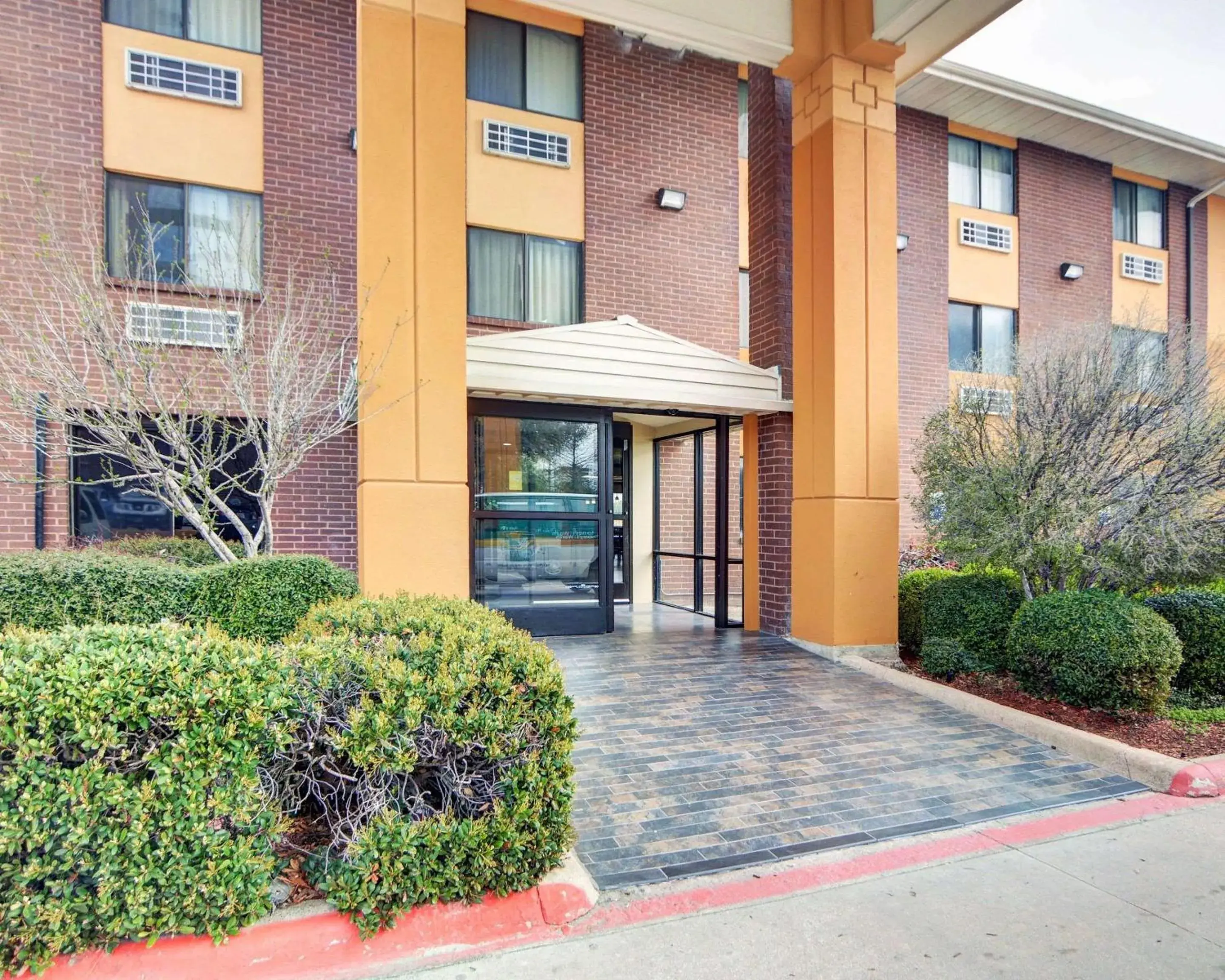 Property building in Quality Inn DFW Airport North - Irving Property building in Quality Inn DFW Airport North - Irving