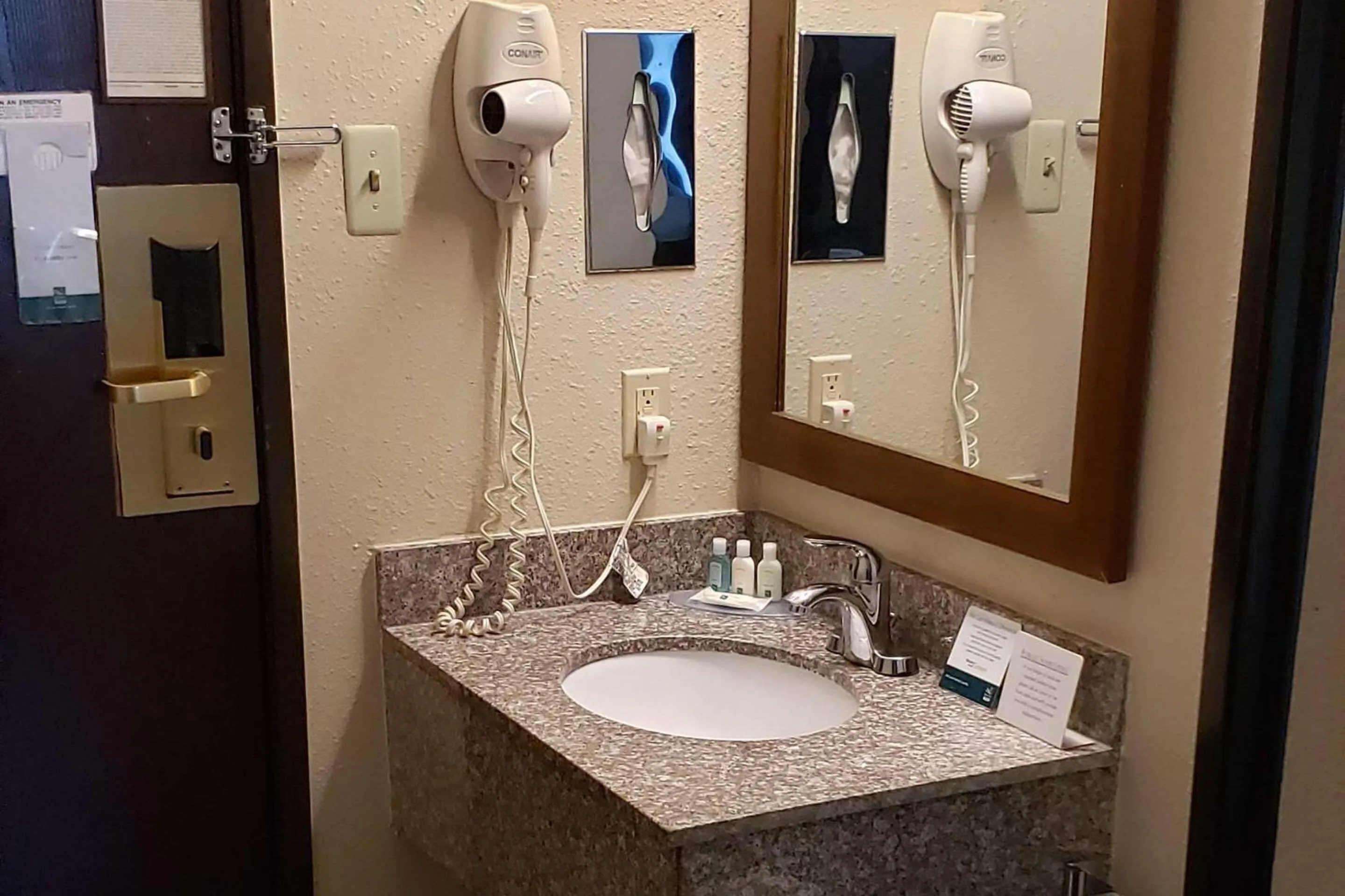 Bedroom in Quality Inn DFW Airport North - Irving