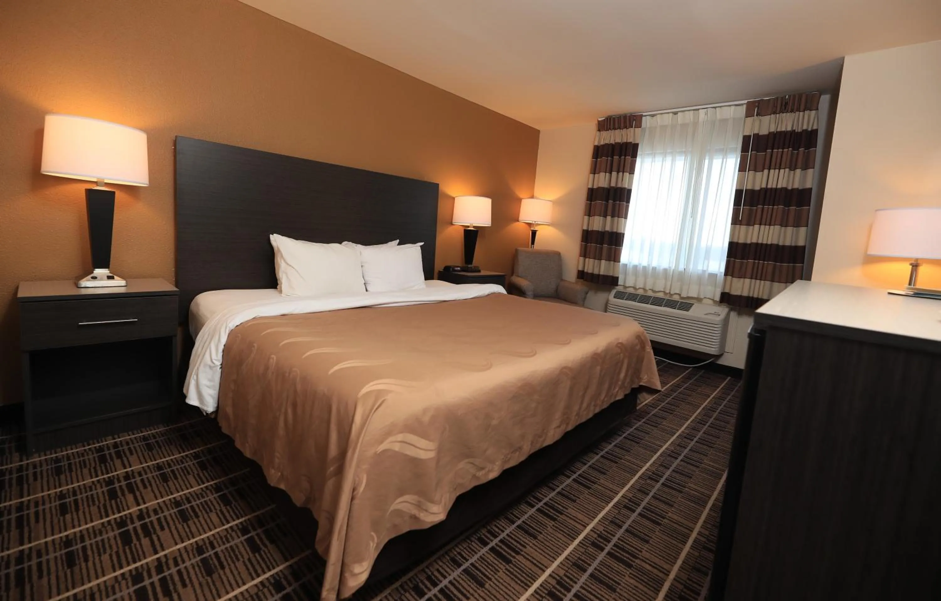 Photo of the whole room, Bed in Quality Inn DFW Airport North - Irving