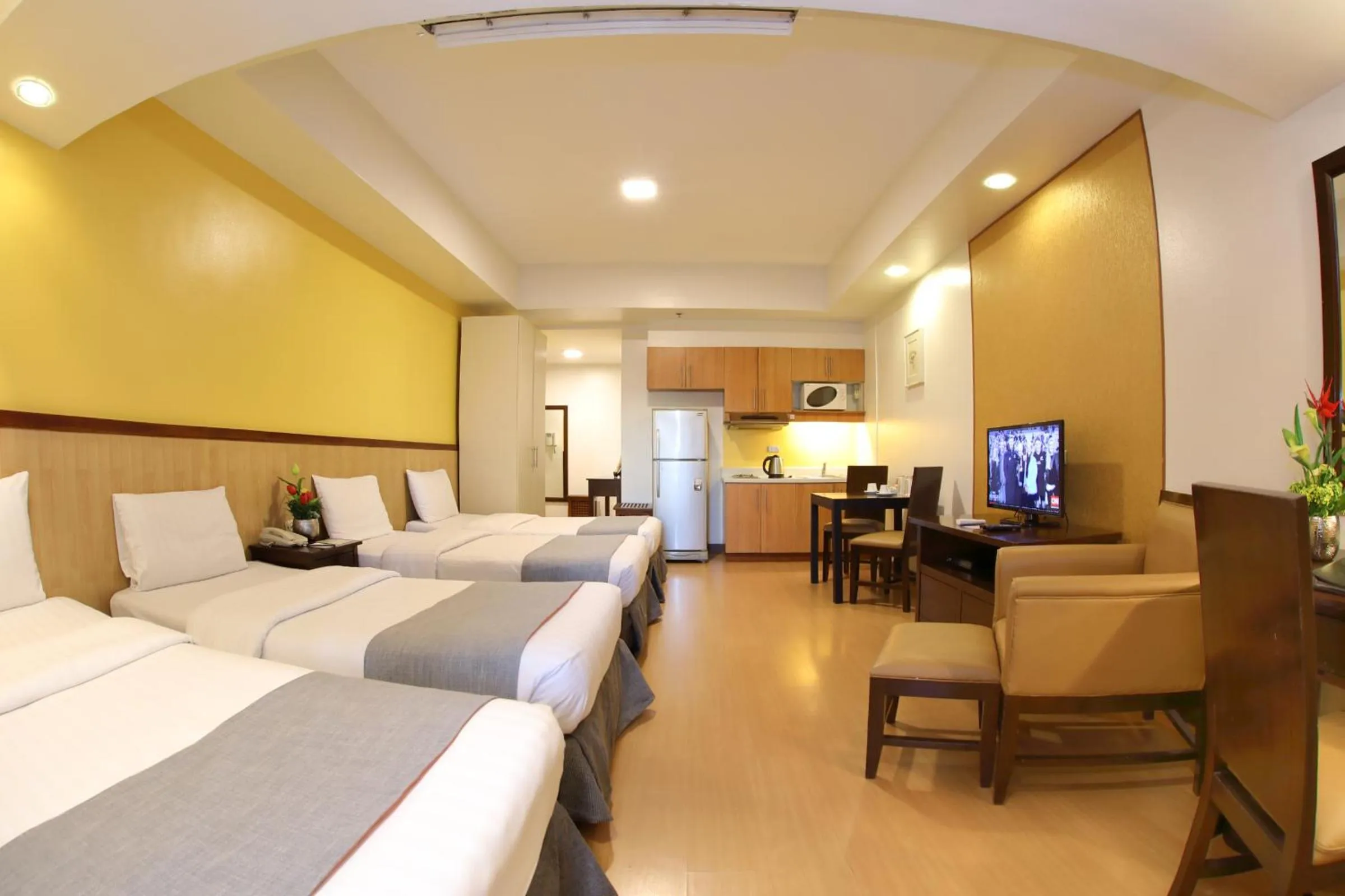 Toilet, Bed in The Malayan Plaza Hotel