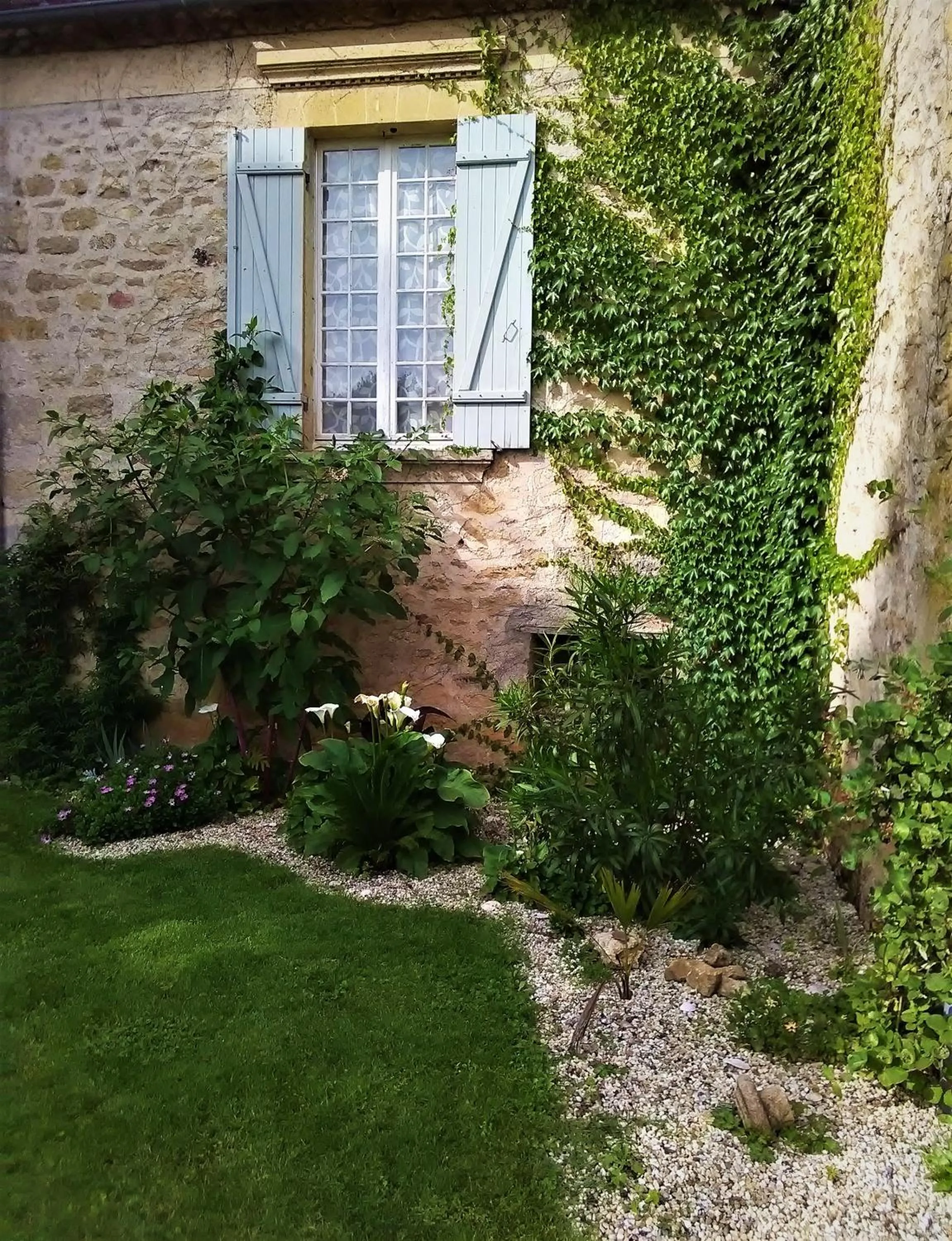 Property building in Rue du Château