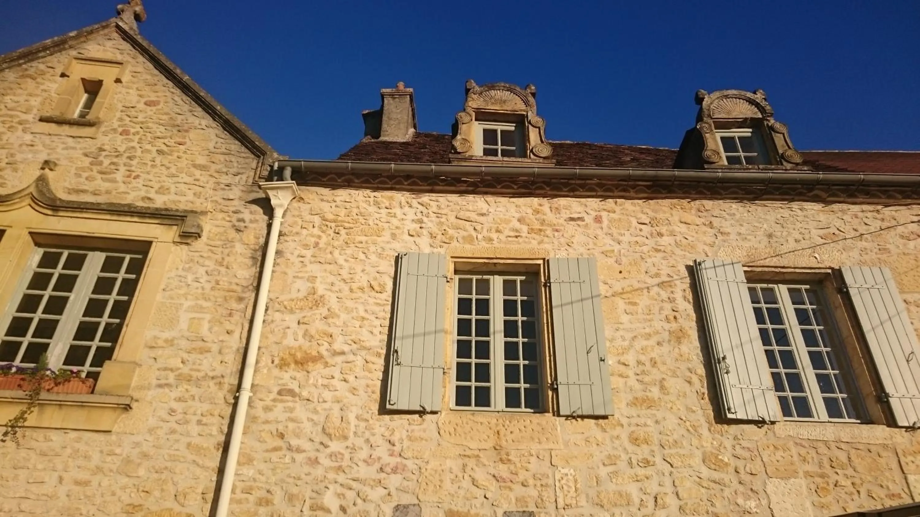 Facade/entrance in Rue du Château