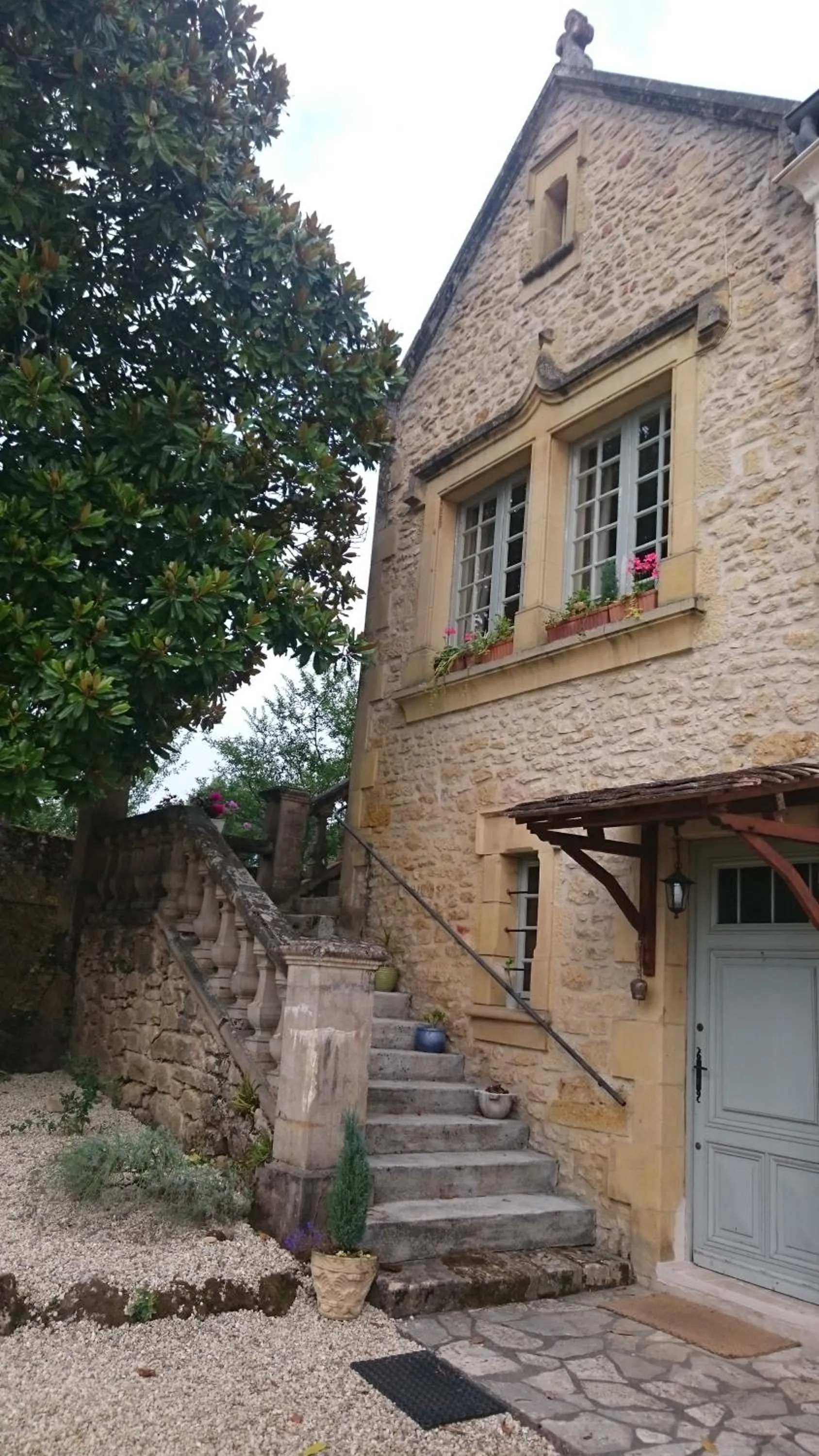 Property building in Rue du Château