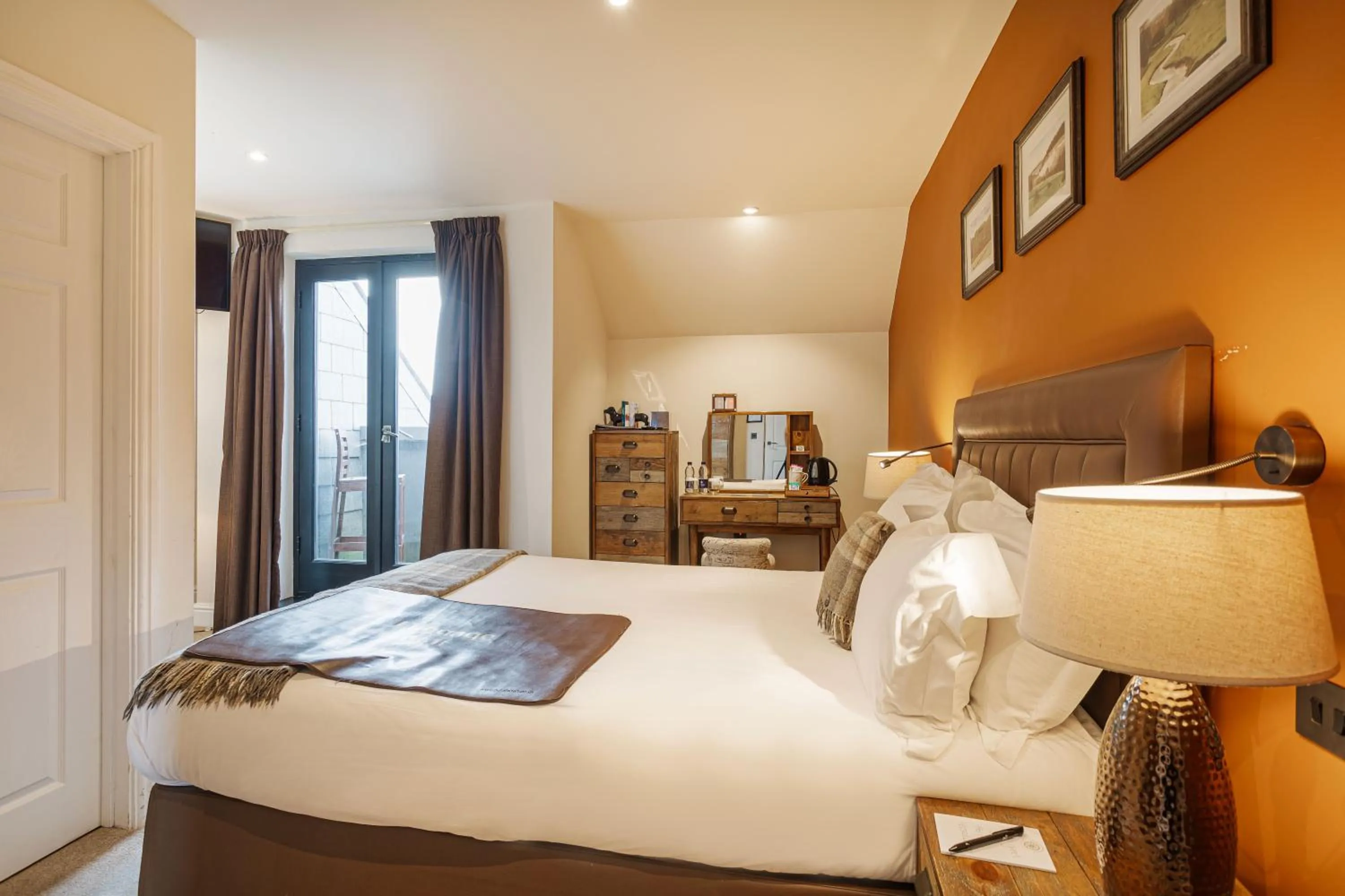 Bed in The Jamaica Inn, Bodmin, Cornwall - The Coaching Inn Group