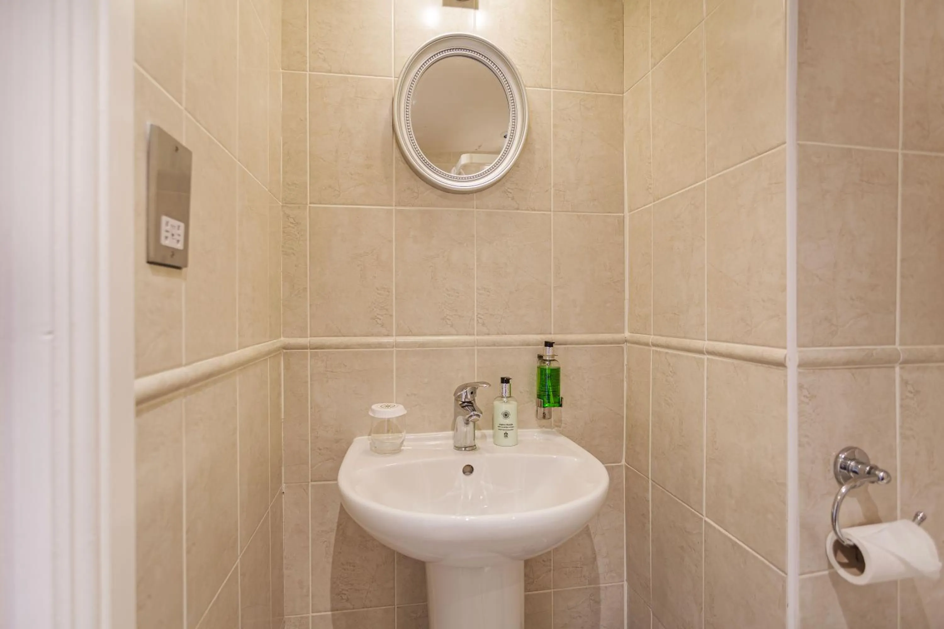 Bathroom in The Jamaica Inn, Bodmin, Cornwall - The Coaching Inn Group