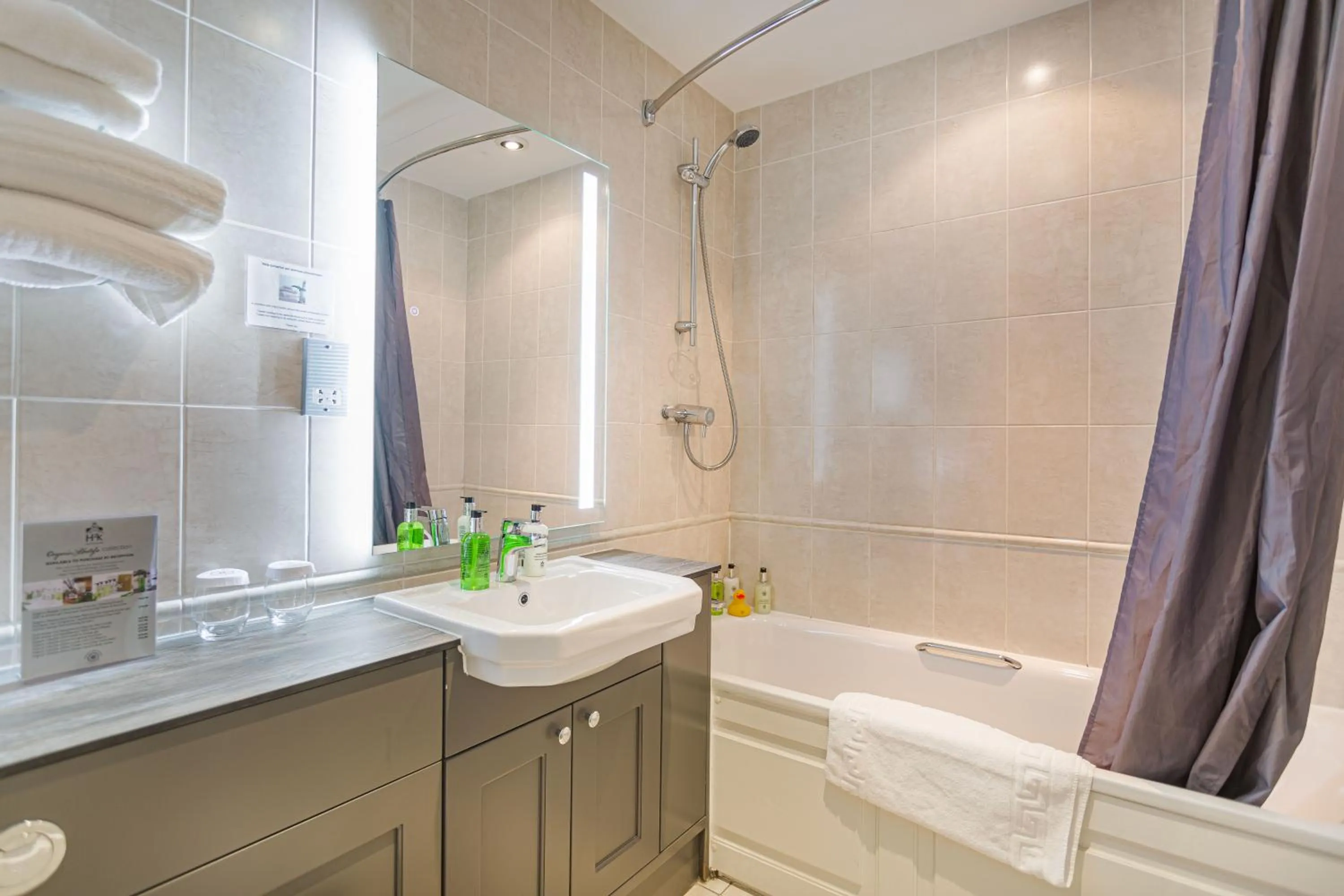 Bathroom in The Jamaica Inn, Bodmin, Cornwall - The Coaching Inn Group