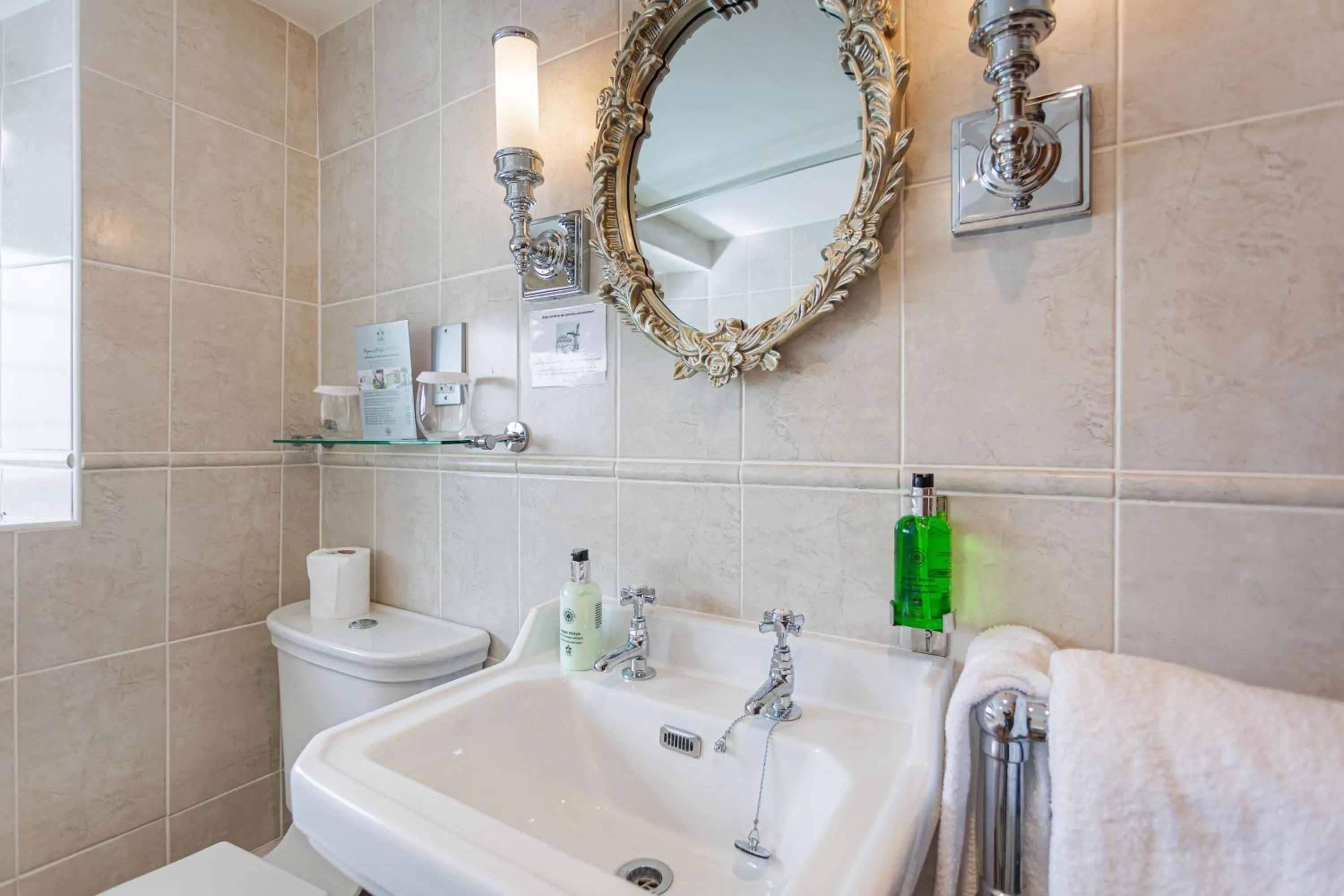Bathroom in The Jamaica Inn, Bodmin, Cornwall - The Coaching Inn Group