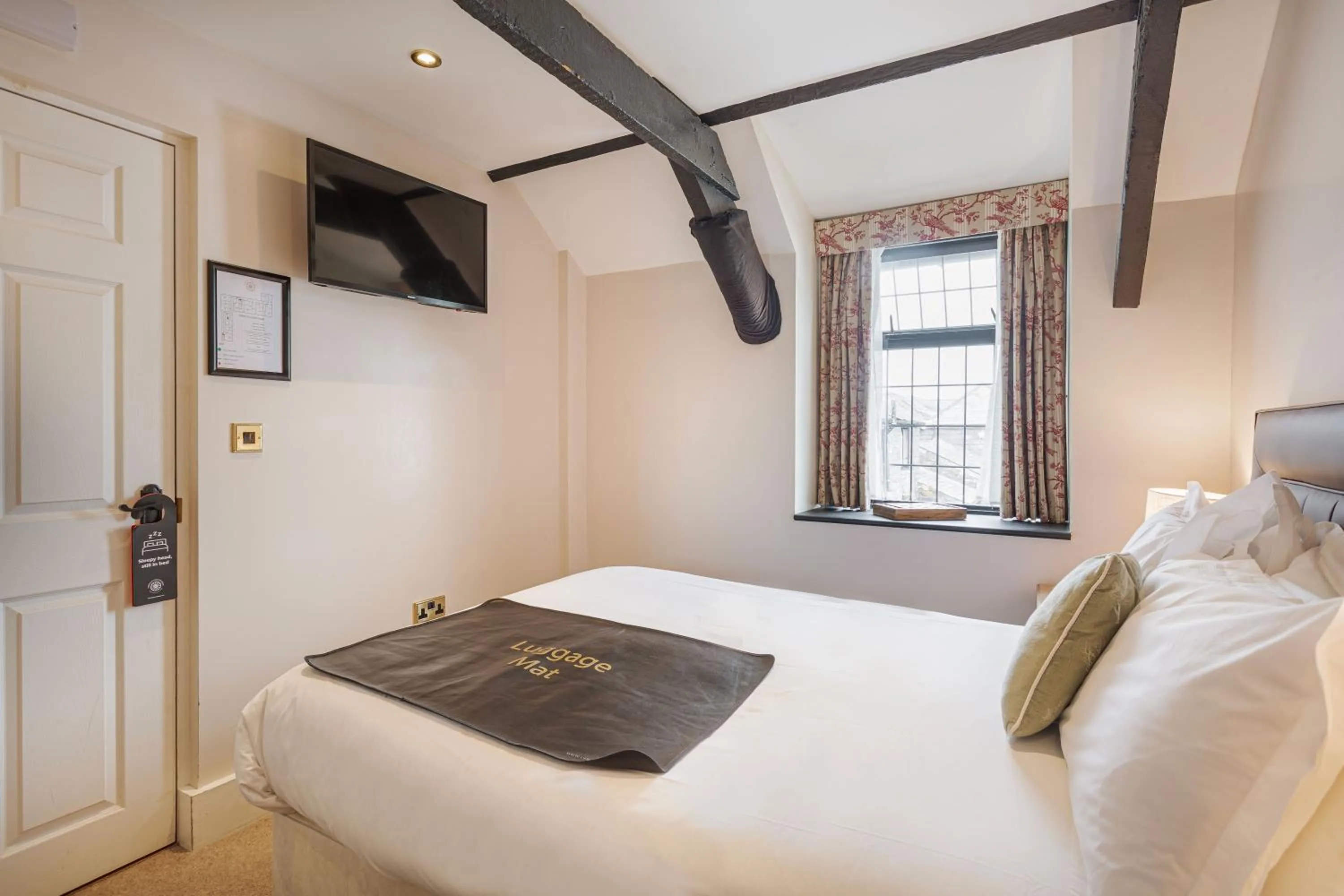 Bed in The Jamaica Inn, Bodmin, Cornwall - The Coaching Inn Group