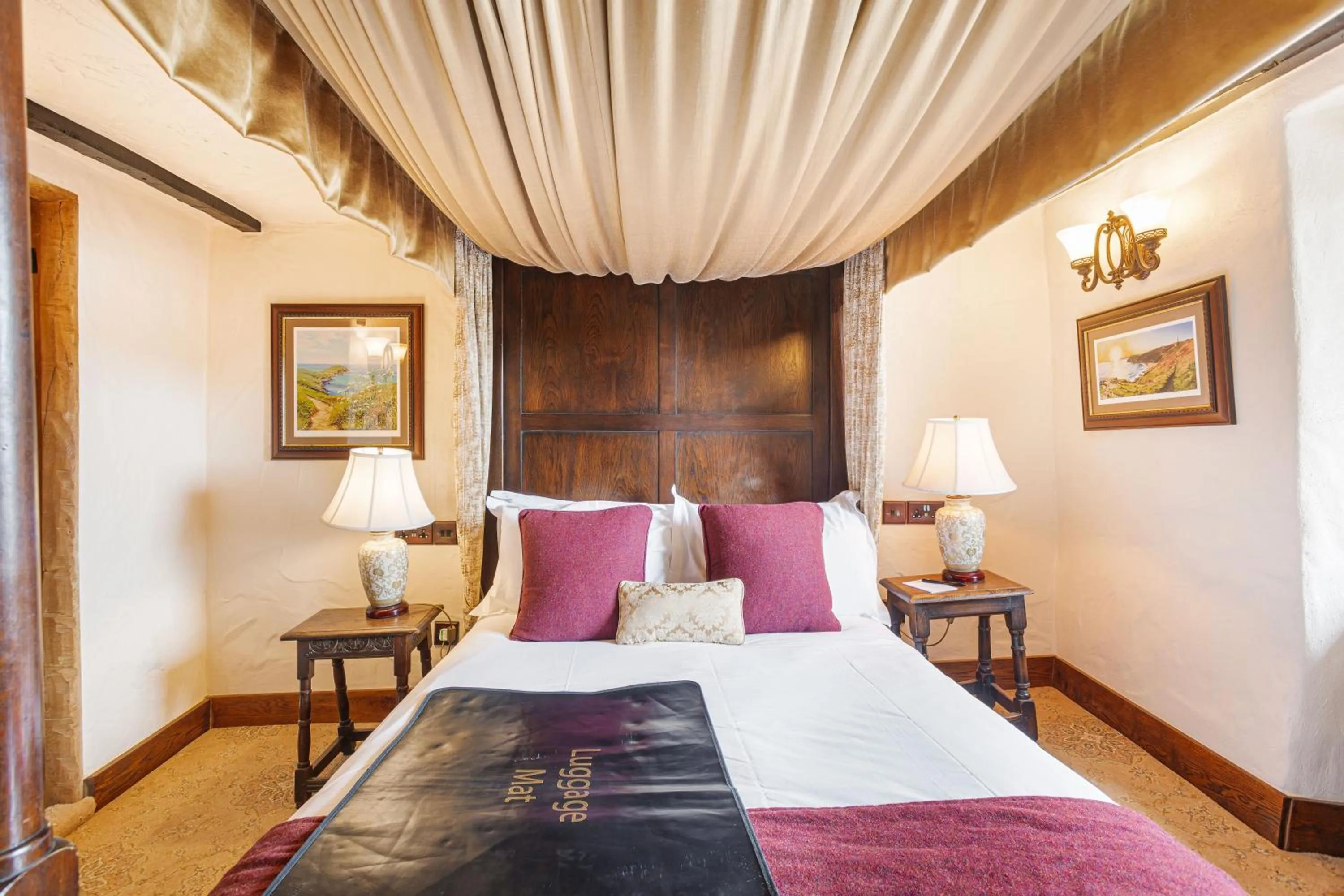 Bed in The Jamaica Inn, Bodmin, Cornwall - The Coaching Inn Group