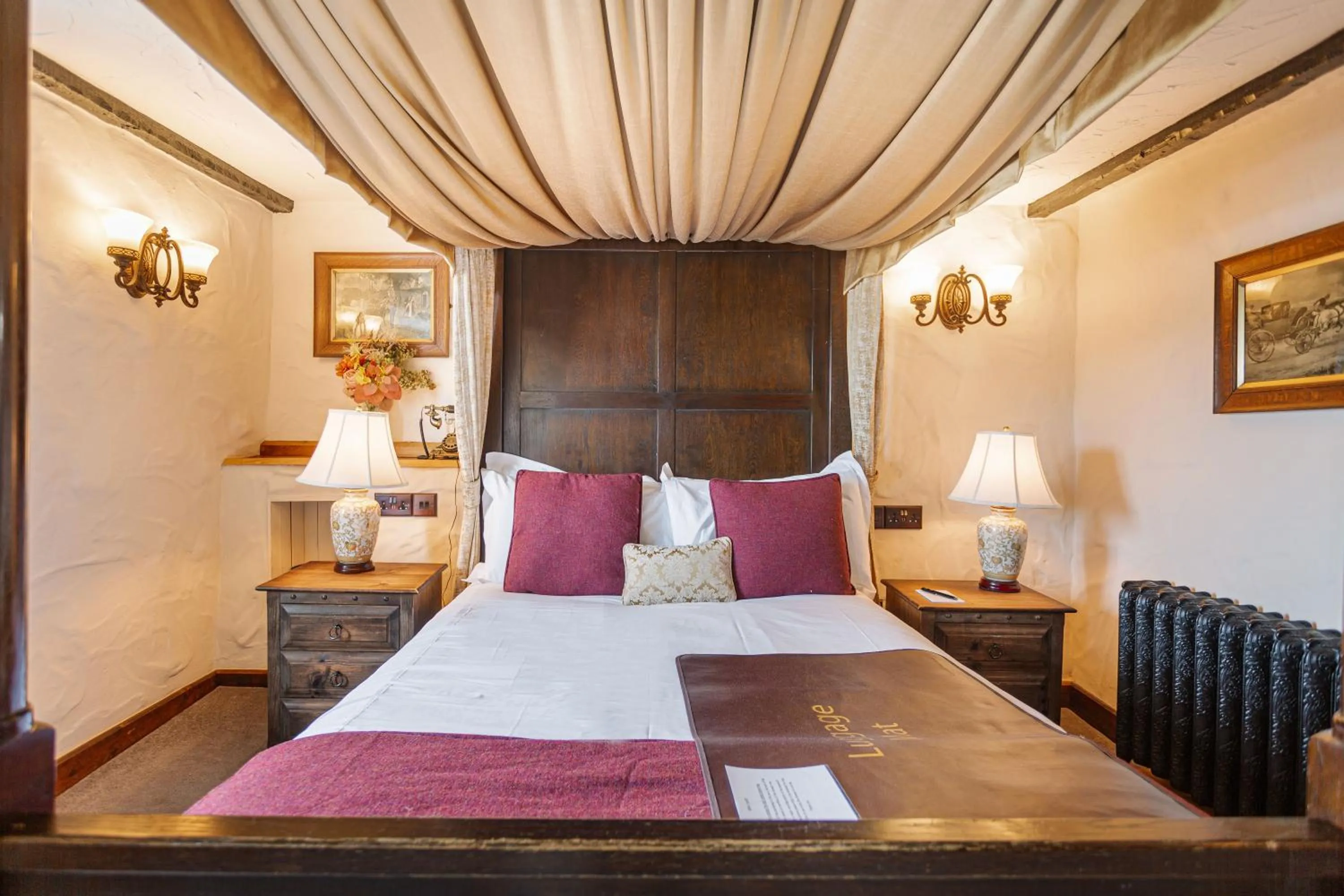 Bed in The Jamaica Inn, Bodmin, Cornwall - The Coaching Inn Group