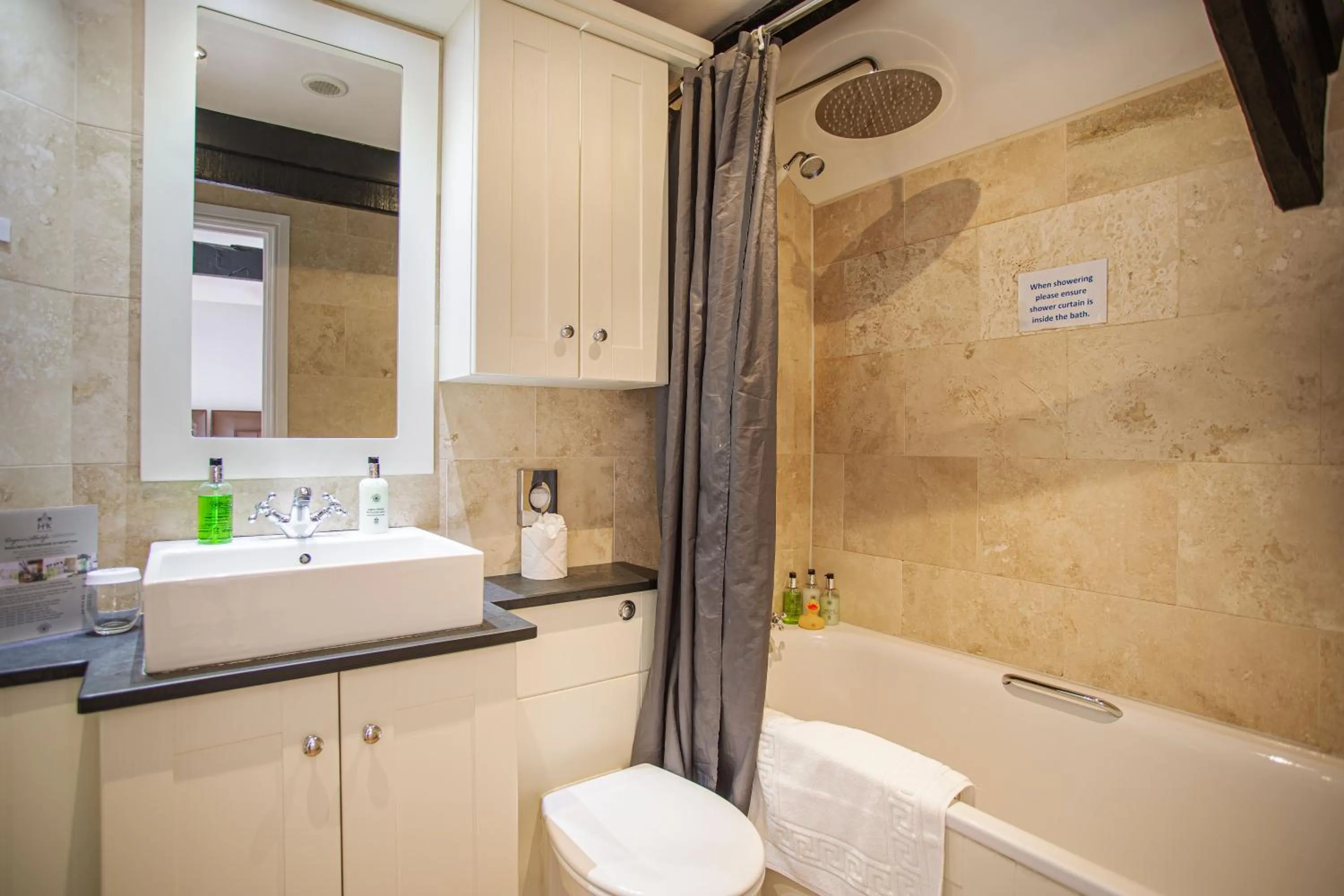 Bathroom in The Jamaica Inn, Bodmin, Cornwall - The Coaching Inn Group