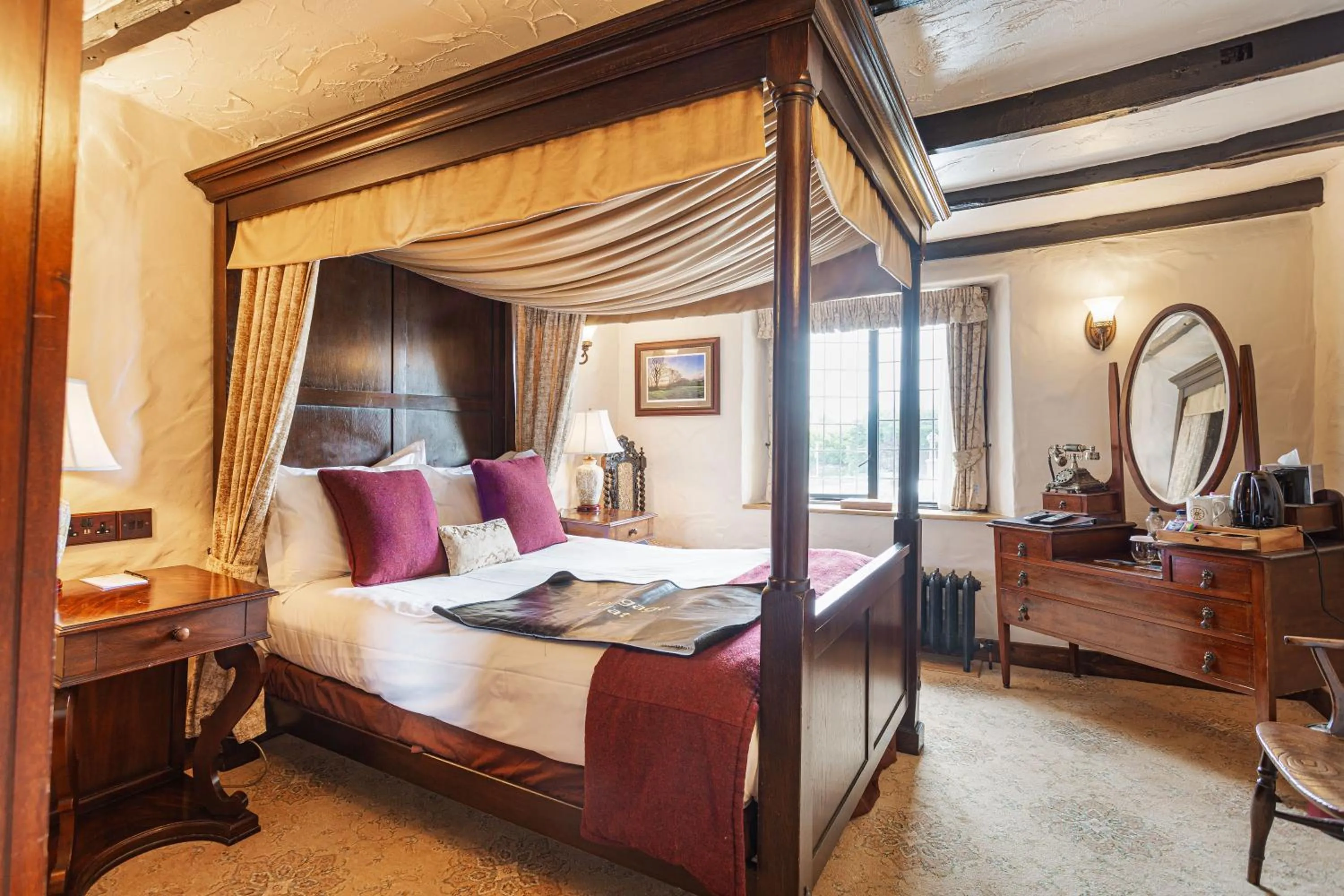 Bed in The Jamaica Inn, Bodmin, Cornwall - The Coaching Inn Group