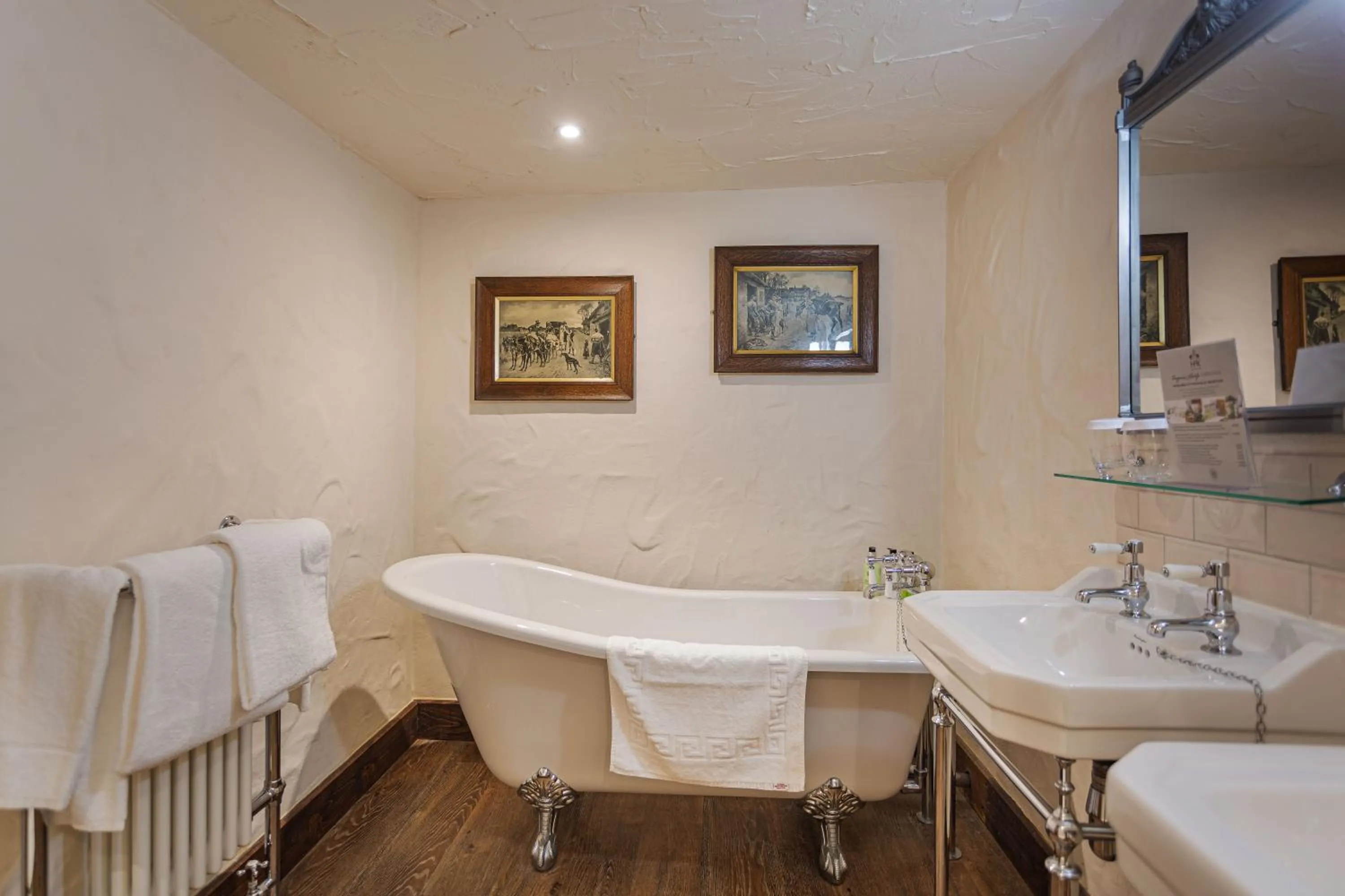Bathroom in The Jamaica Inn, Bodmin, Cornwall - The Coaching Inn Group