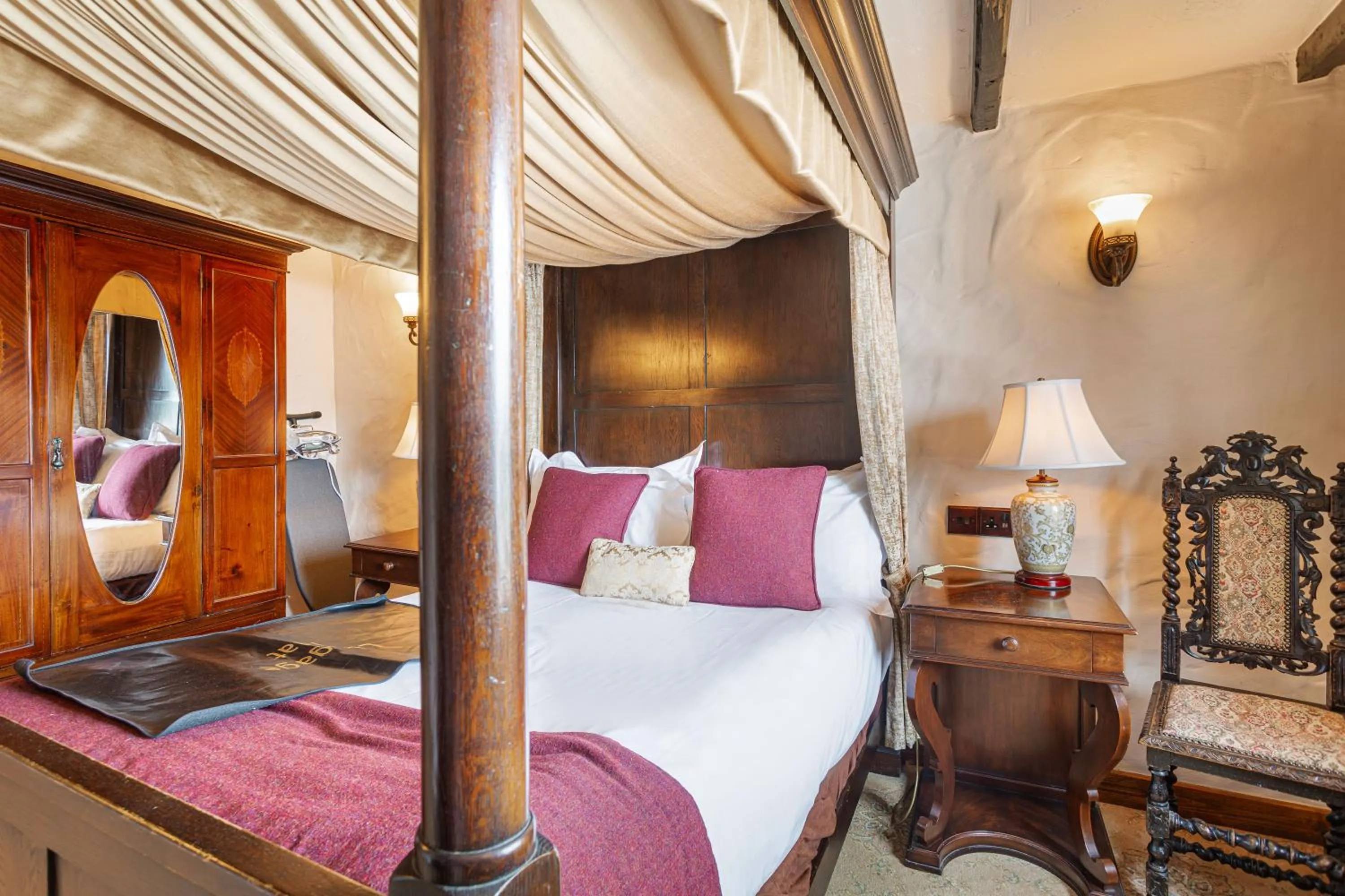 Bed in The Jamaica Inn, Bodmin, Cornwall - The Coaching Inn Group