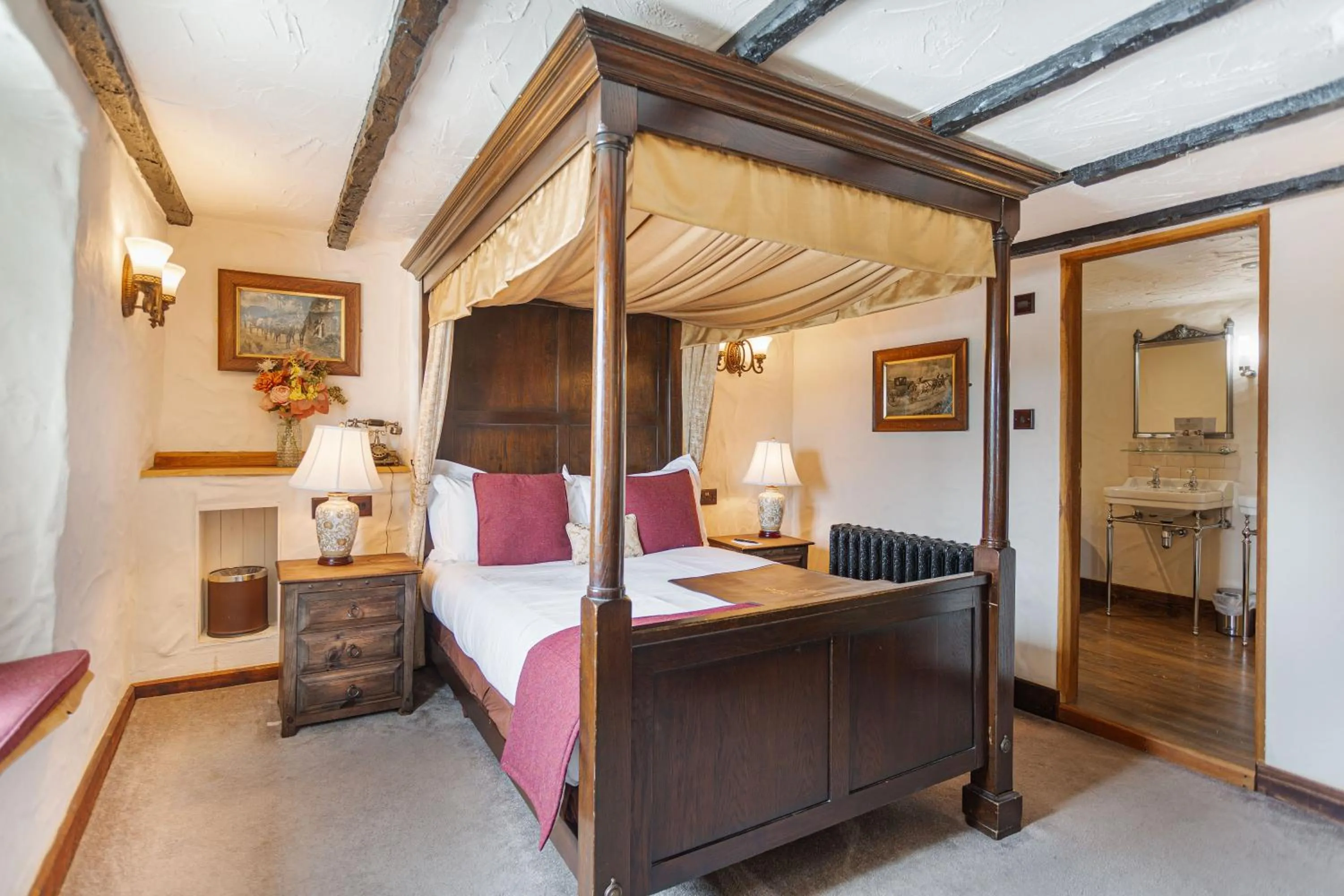 Bed in The Jamaica Inn, Bodmin, Cornwall - The Coaching Inn Group