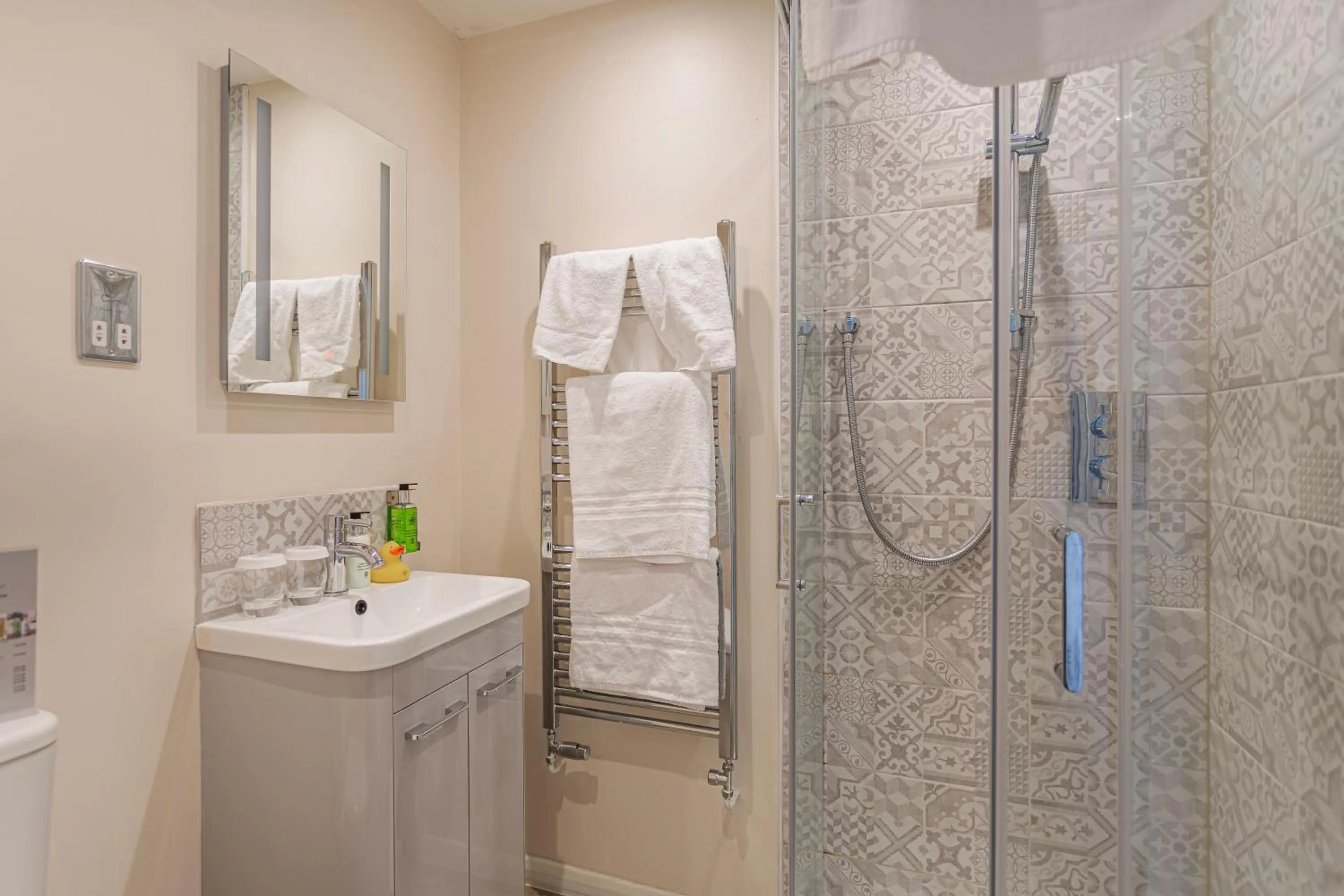 Bathroom in The Jamaica Inn, Bodmin, Cornwall - The Coaching Inn Group