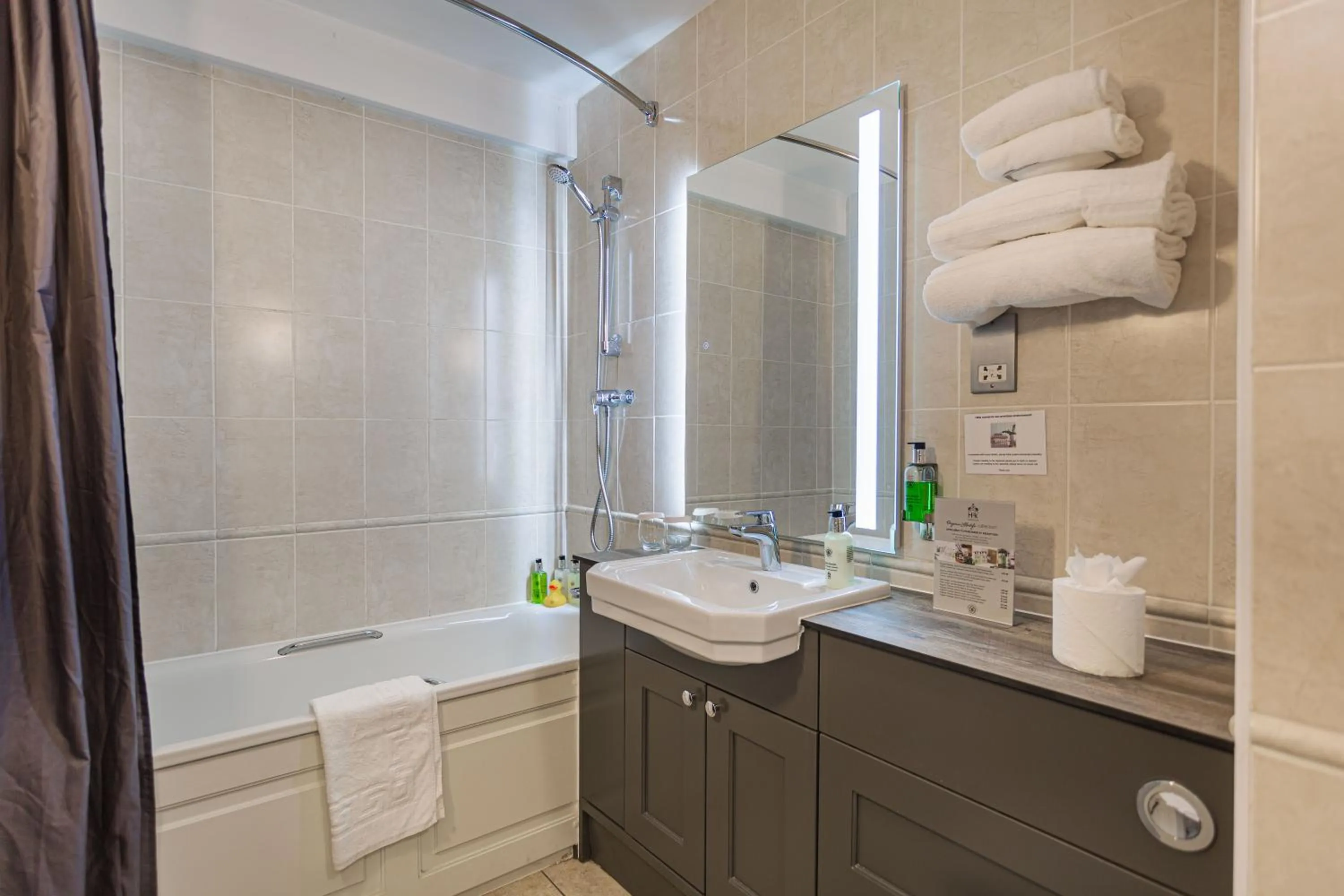 Bathroom in The Jamaica Inn, Bodmin, Cornwall - The Coaching Inn Group