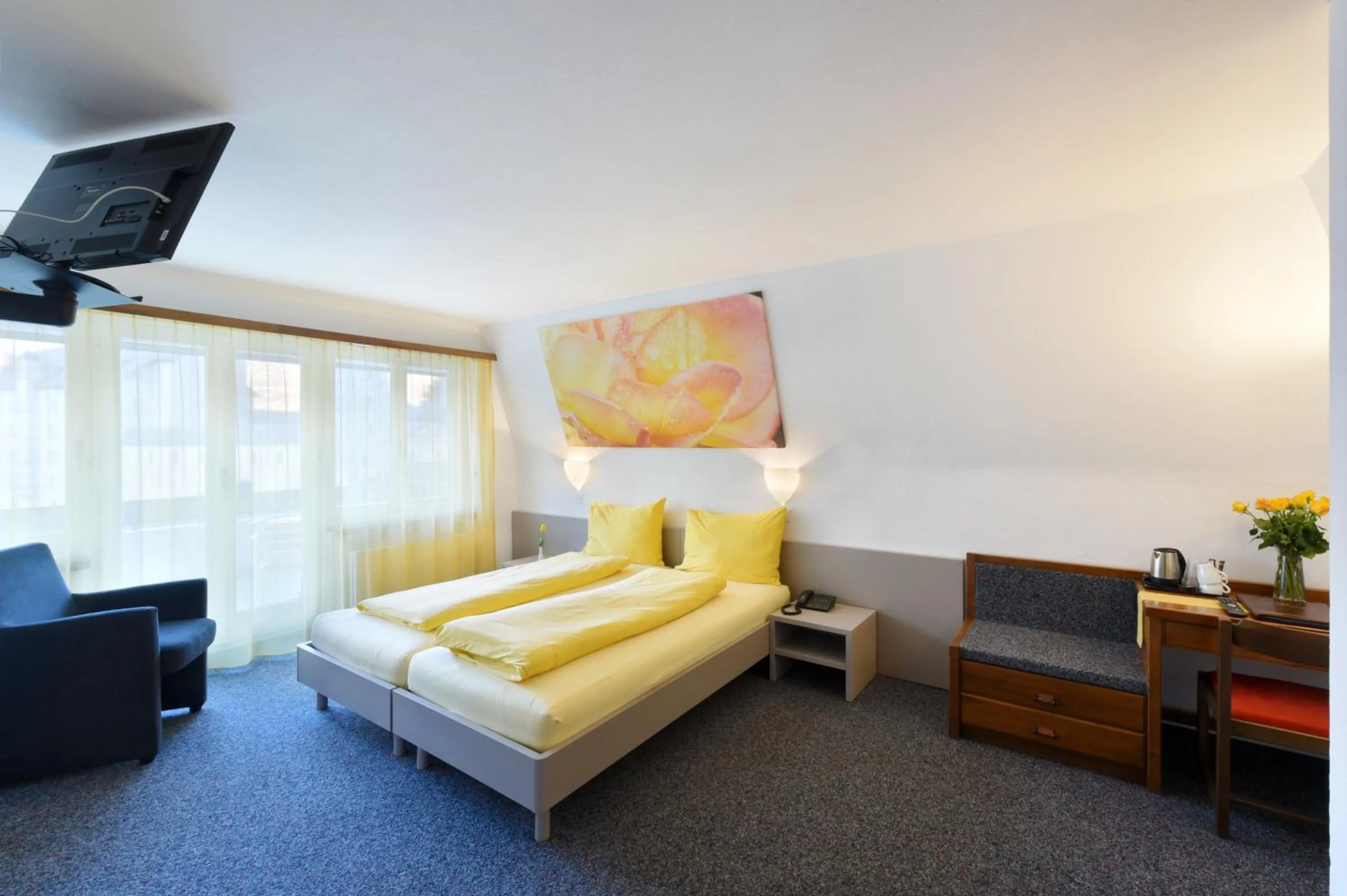 Photo of the whole room, Bed in Schlosshotel - Self Check-In Hotel