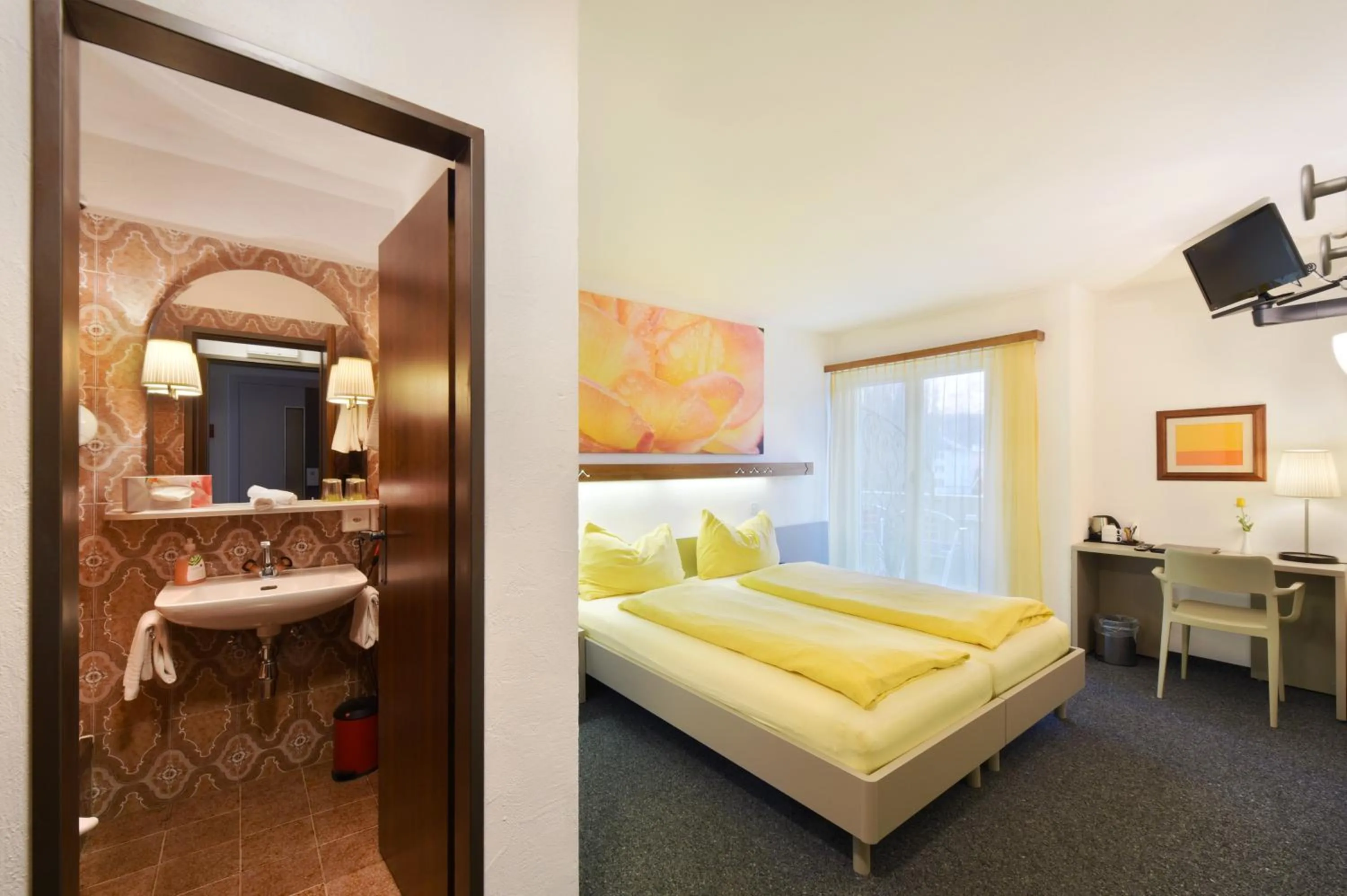 Photo of the whole room, Bed in Schlosshotel - Self Check-In Hotel