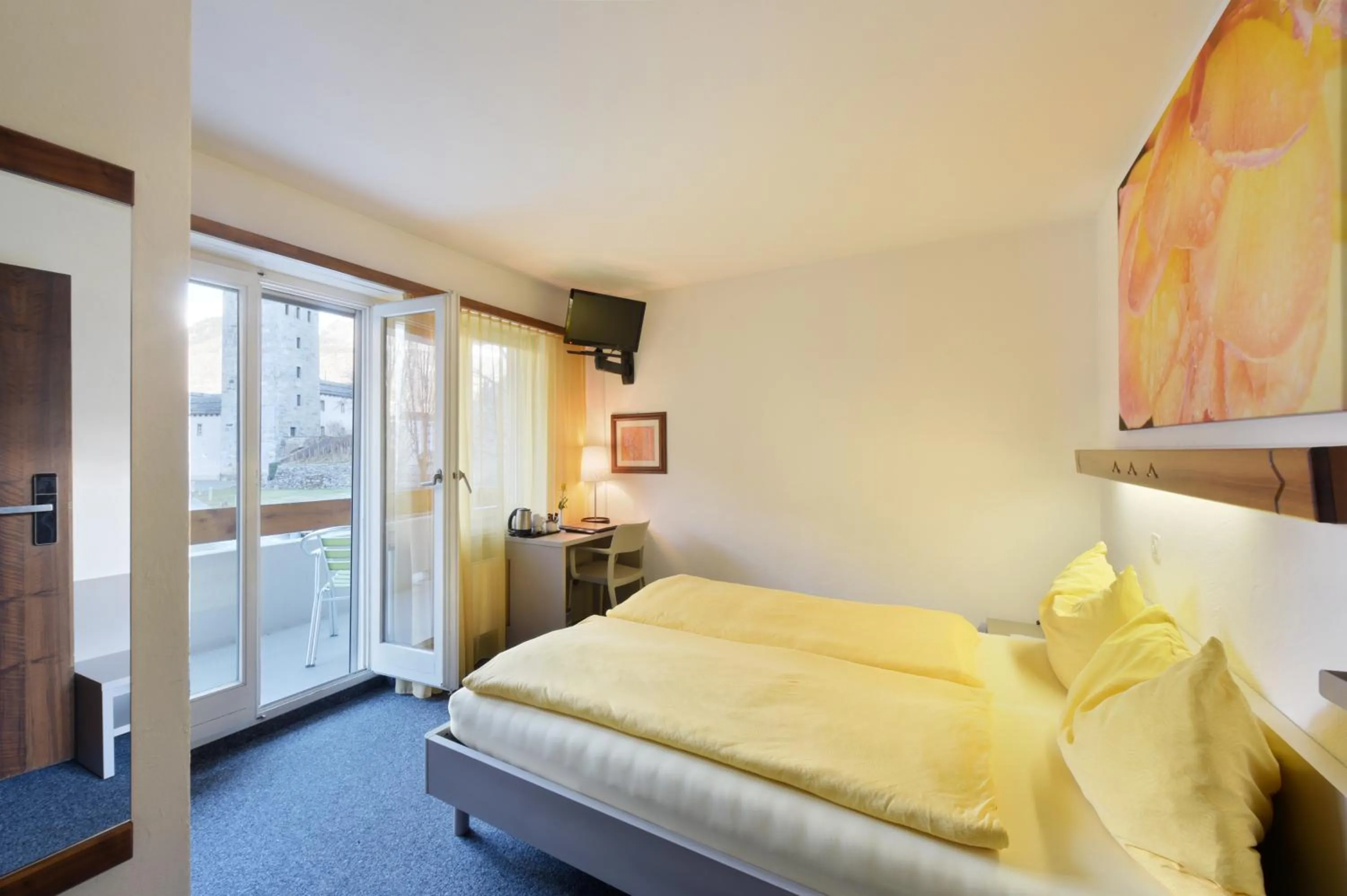 Photo of the whole room, Bed in Schlosshotel - Self Check-In Hotel