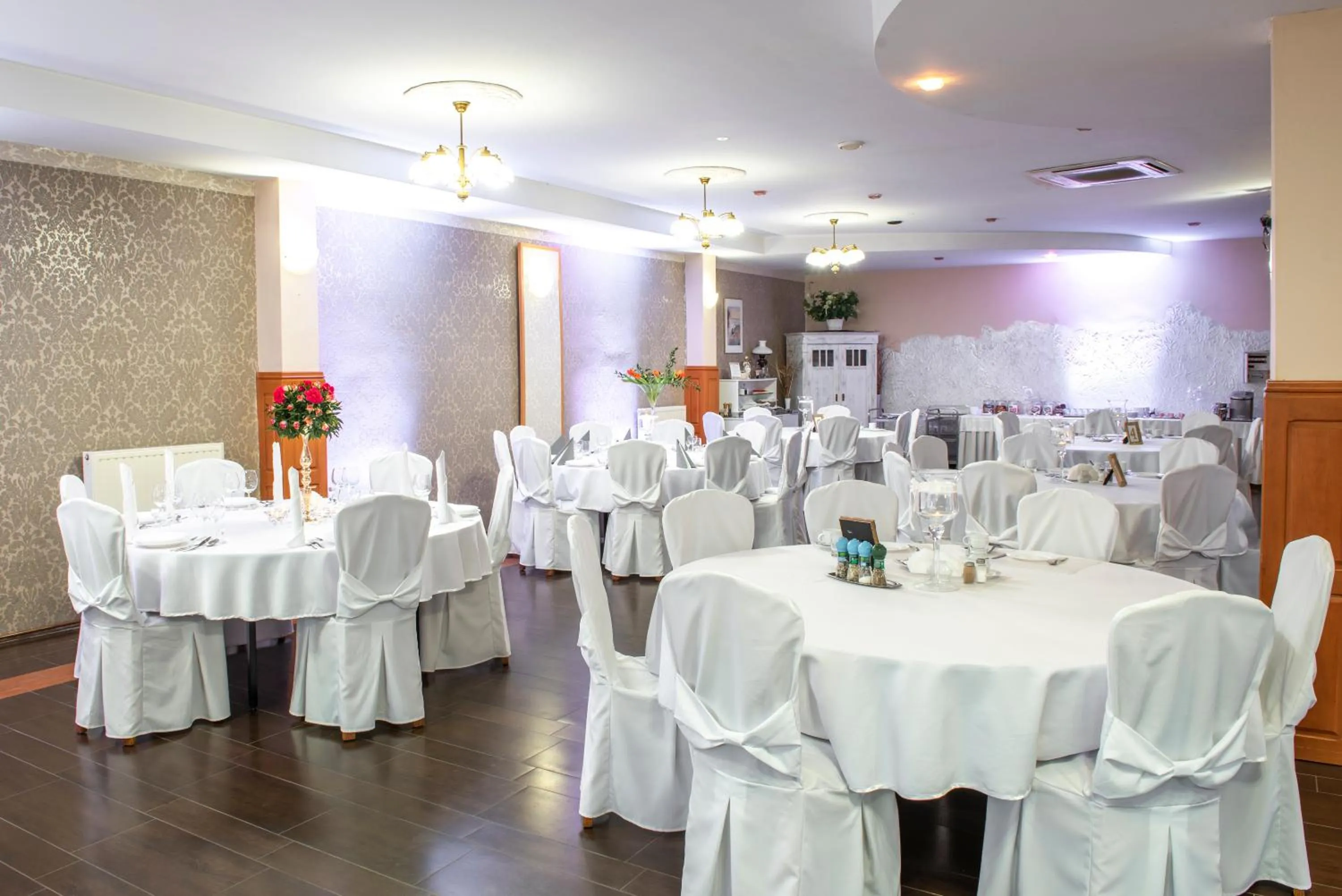 Restaurant/places to eat in First Hotel