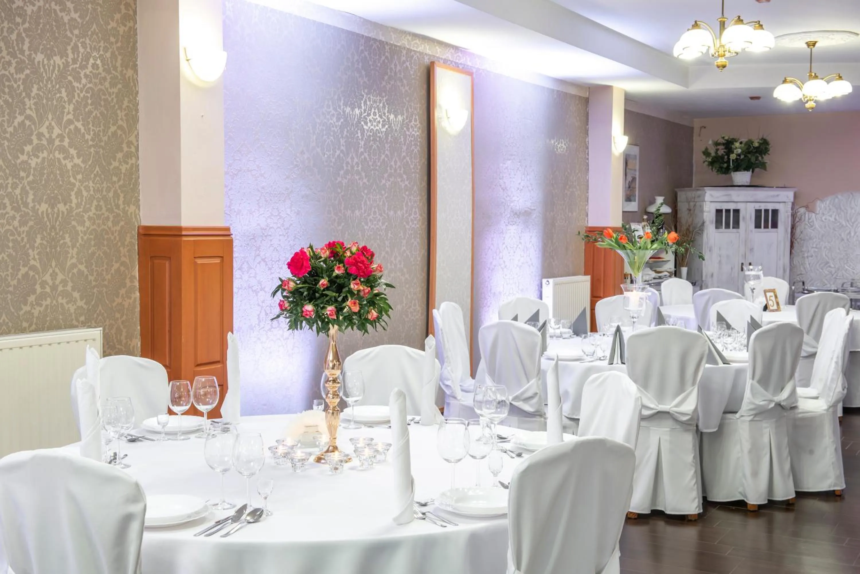 Restaurant/places to eat in First Hotel