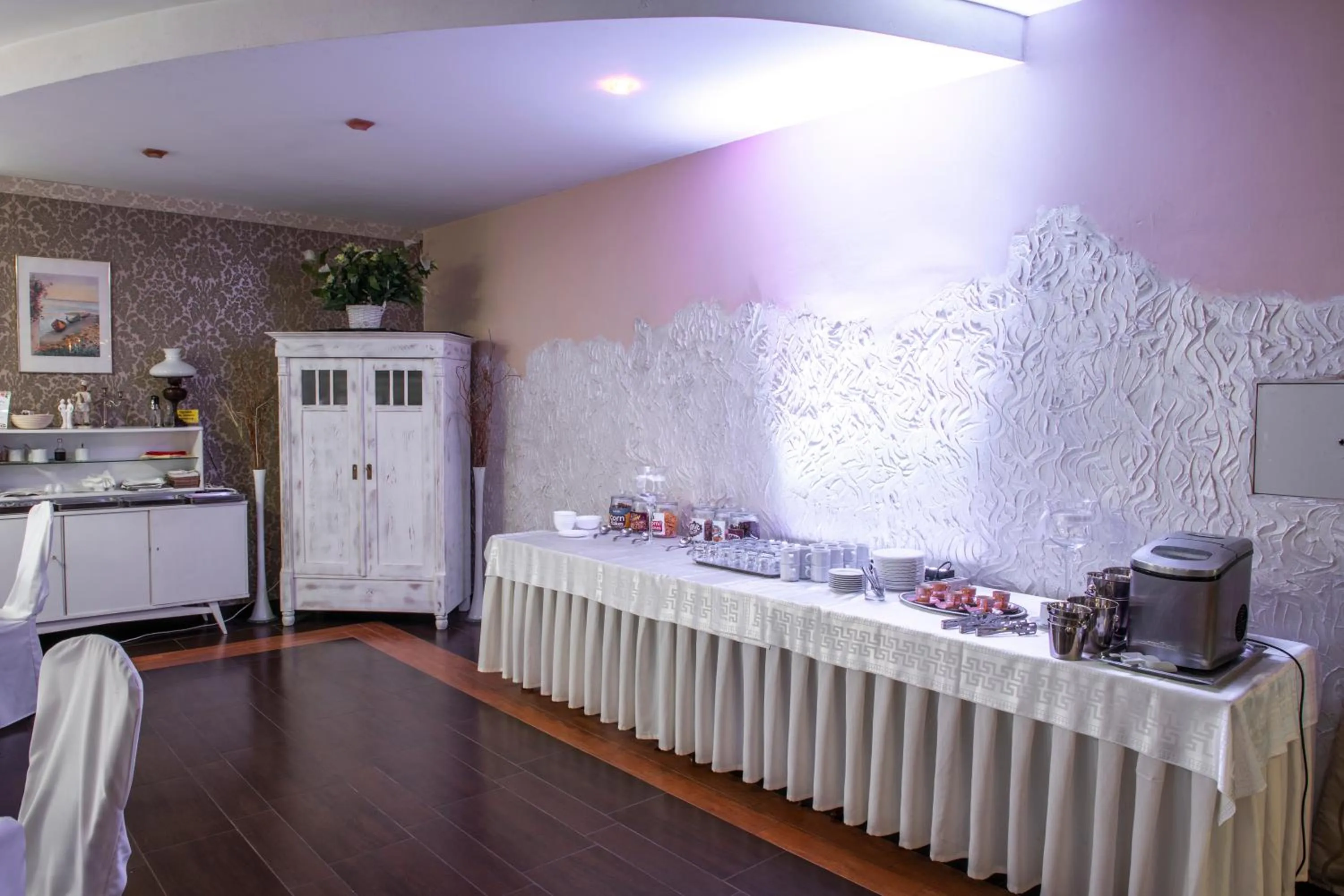 Restaurant/places to eat in First Hotel