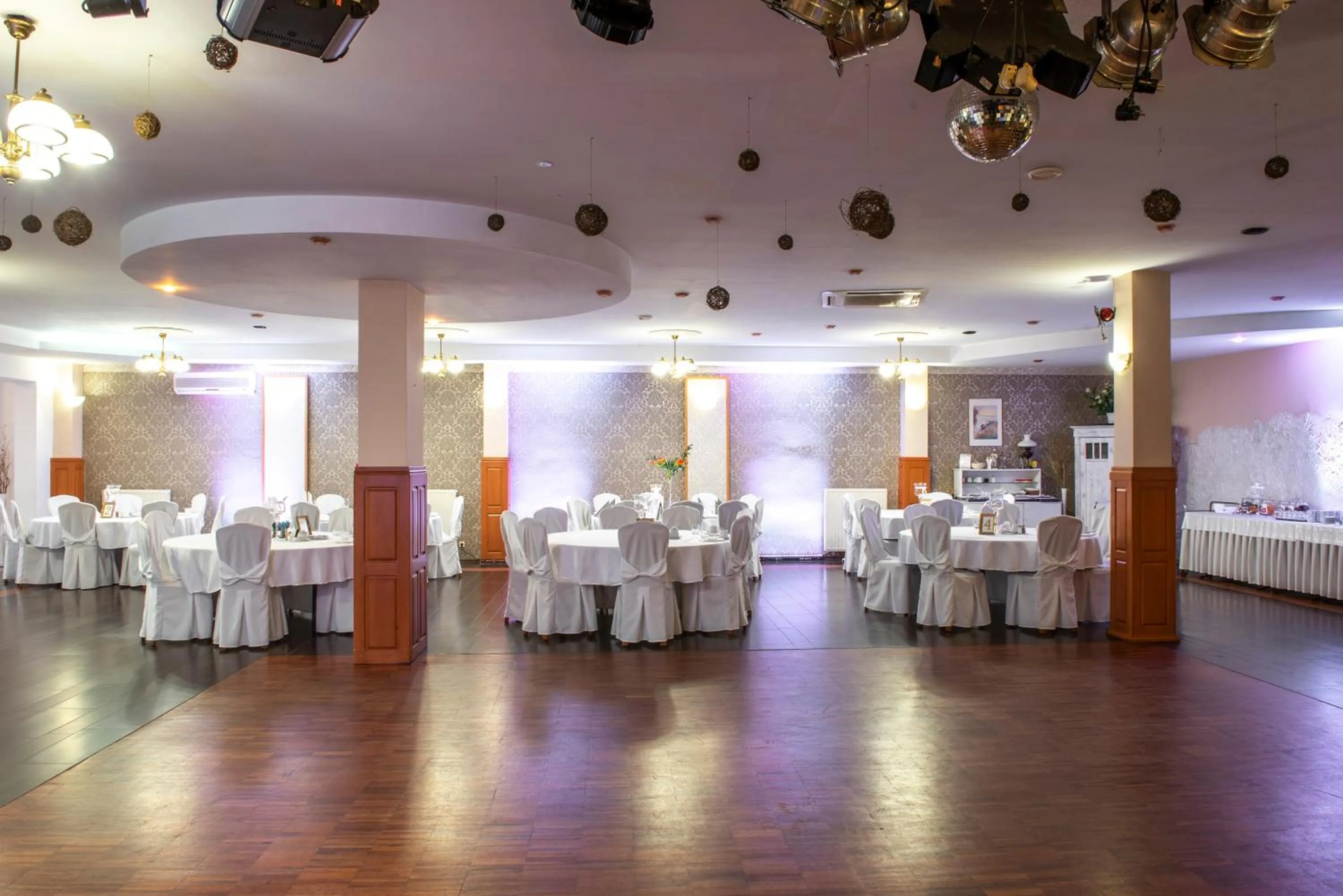 Restaurant/places to eat in First Hotel