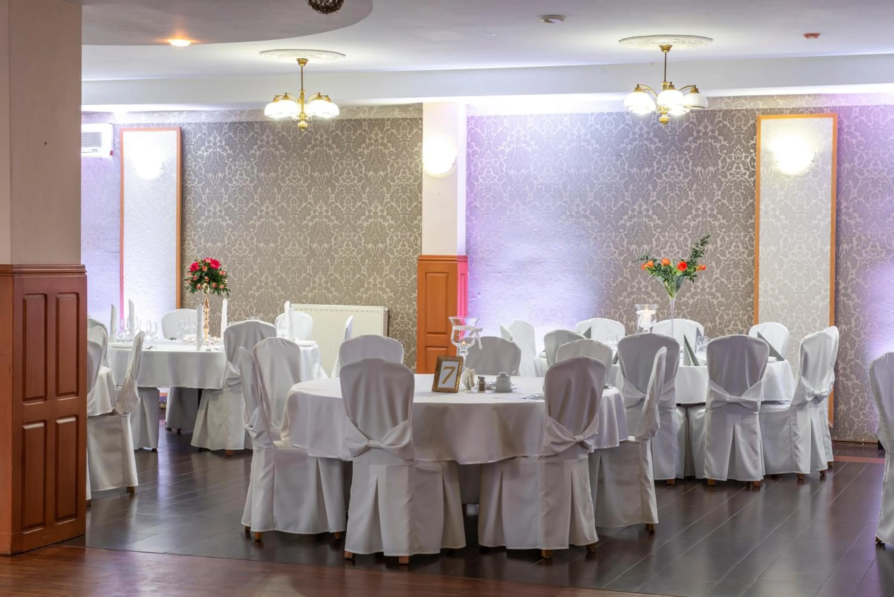 Restaurant/places to eat in First Hotel