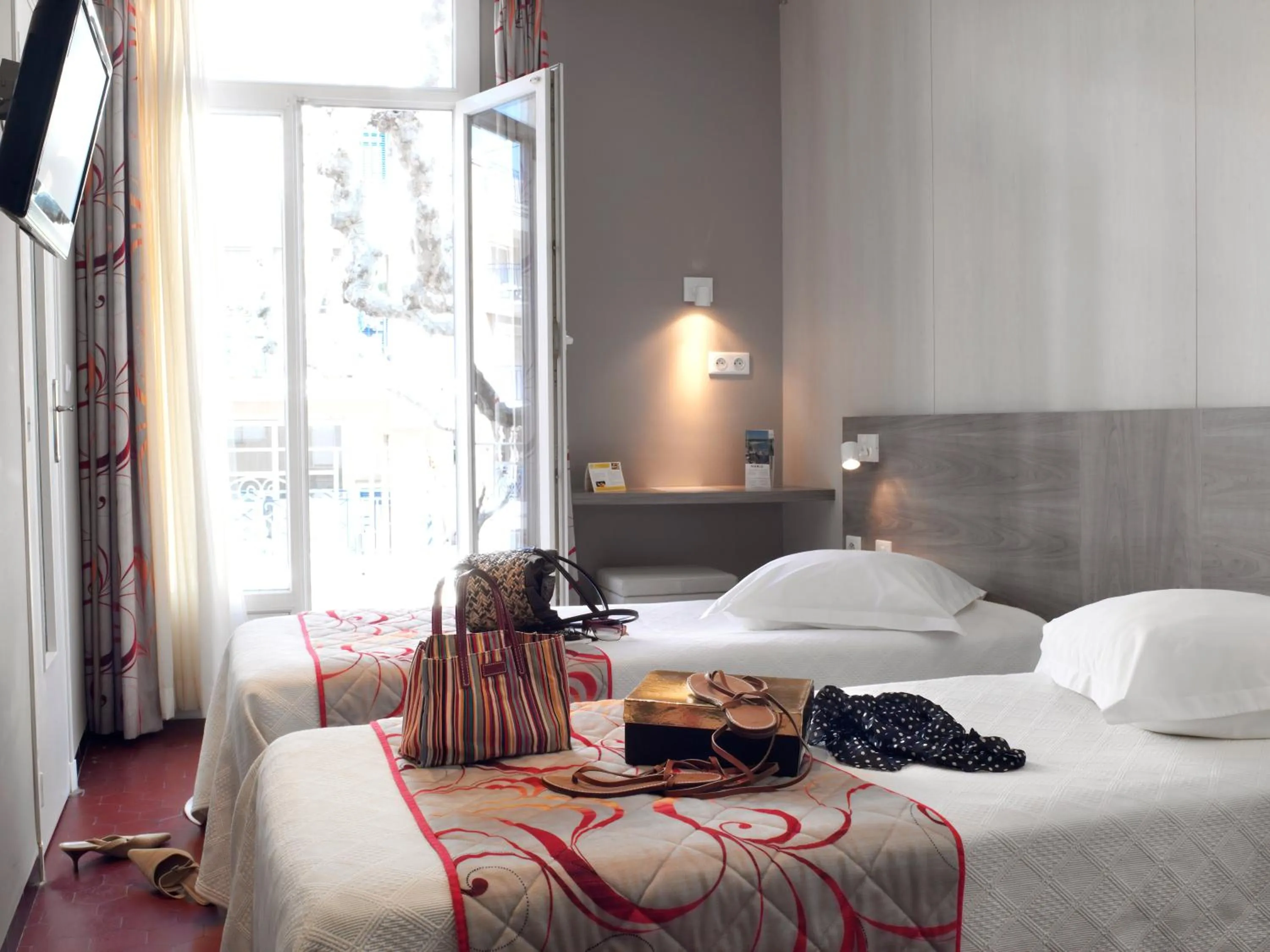 Bed in Brit Hotel Confort Le Revest Sainte-Maxime