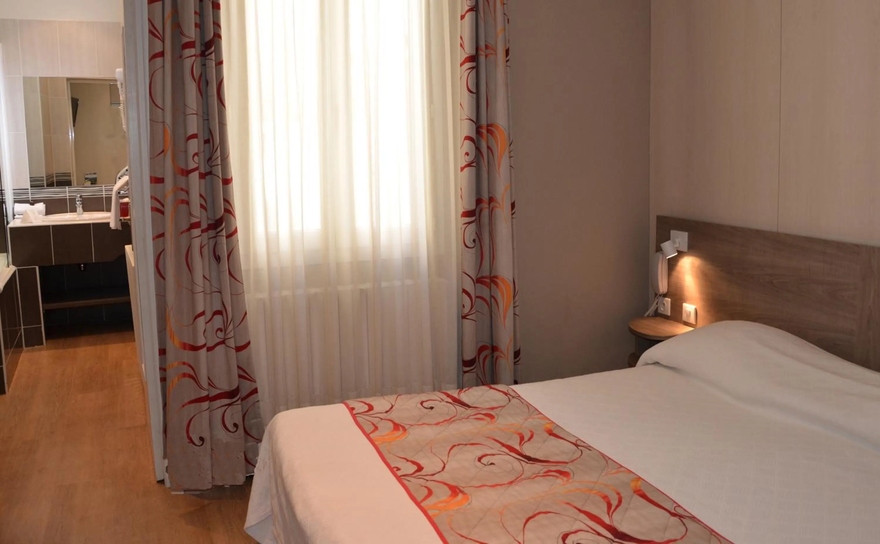 Bedroom, Bed in Brit Hotel Confort Le Revest Sainte-Maxime