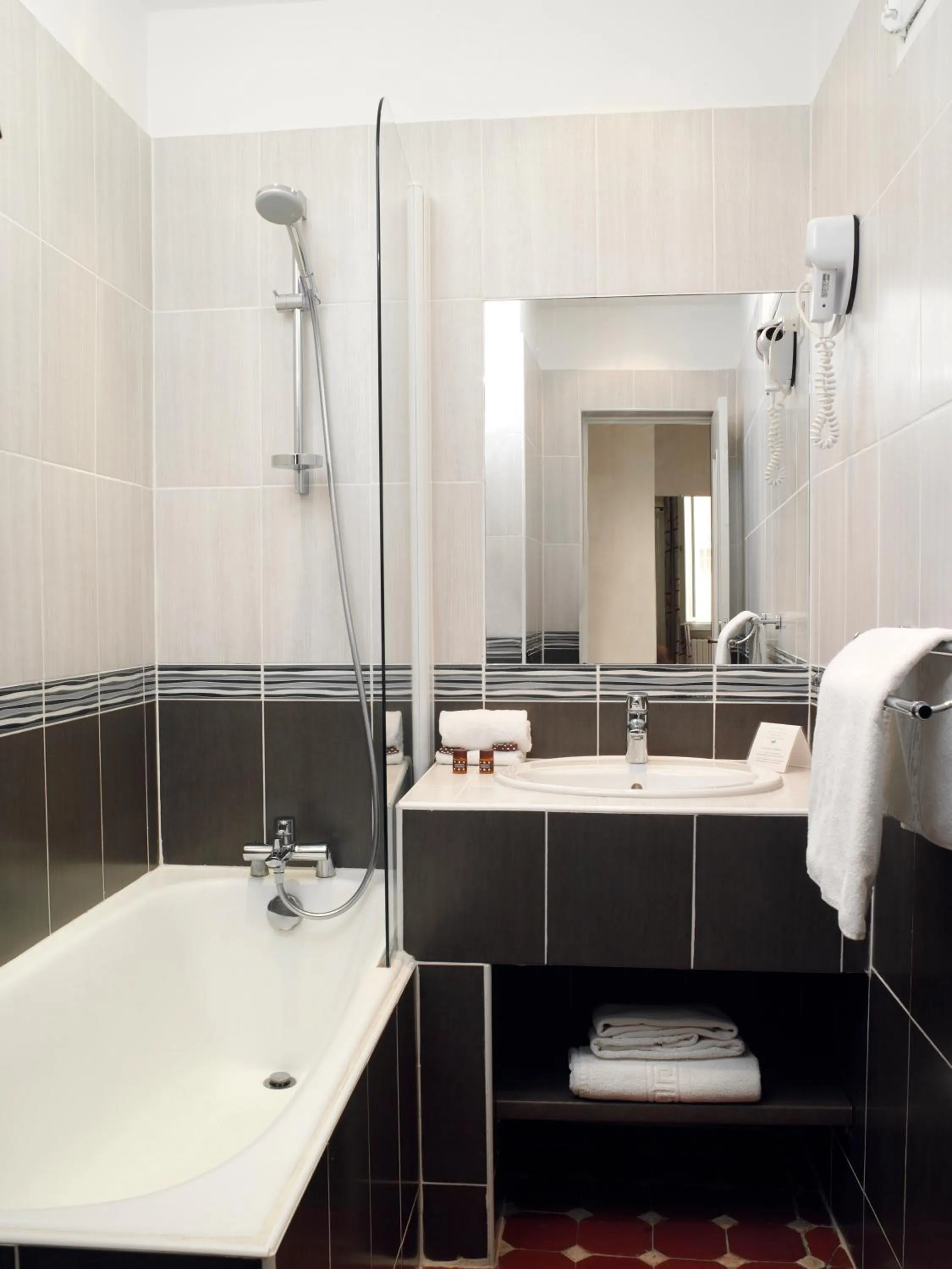 Bathroom, Bed in Brit Hotel Confort Le Revest Sainte-Maxime