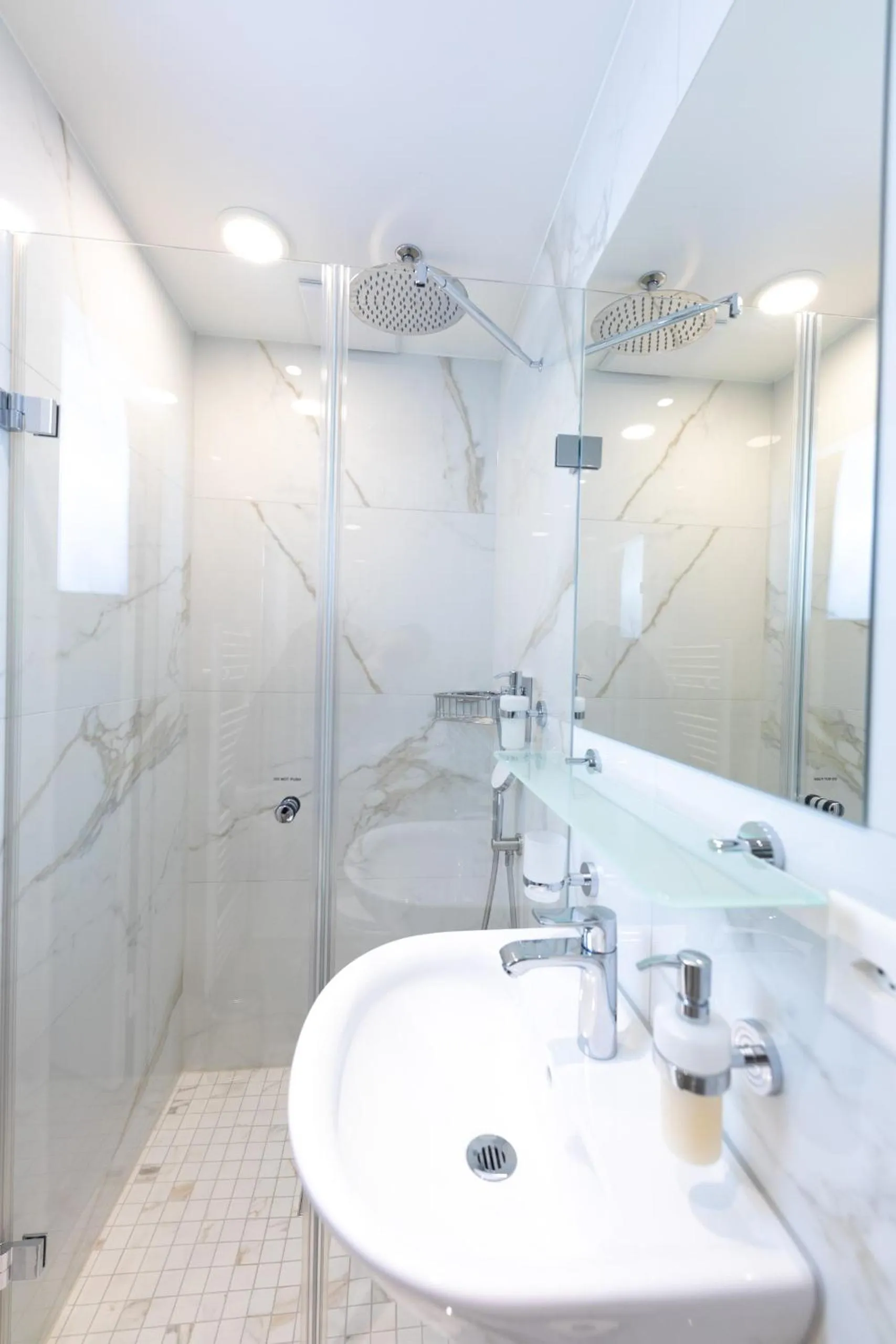 Shower in Hotel Alexander