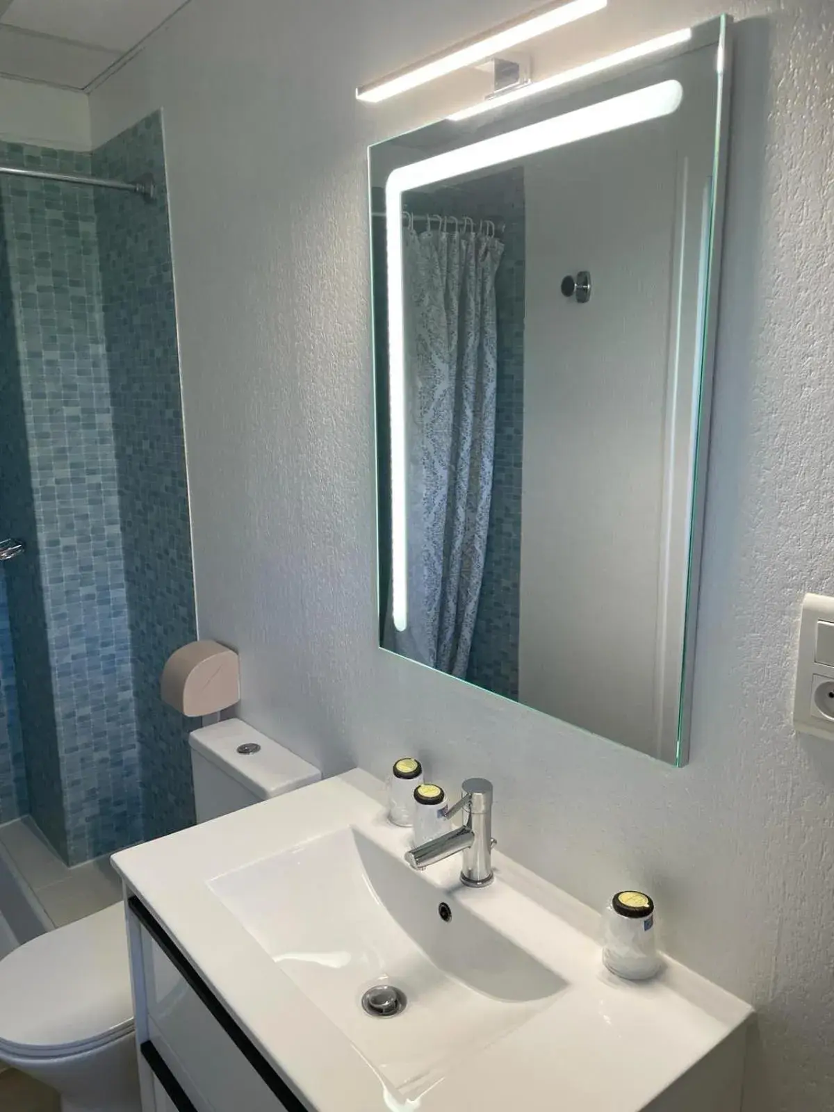 Twin Room in Hôtel Saint Clair Twin Room in Hôtel Saint Clair