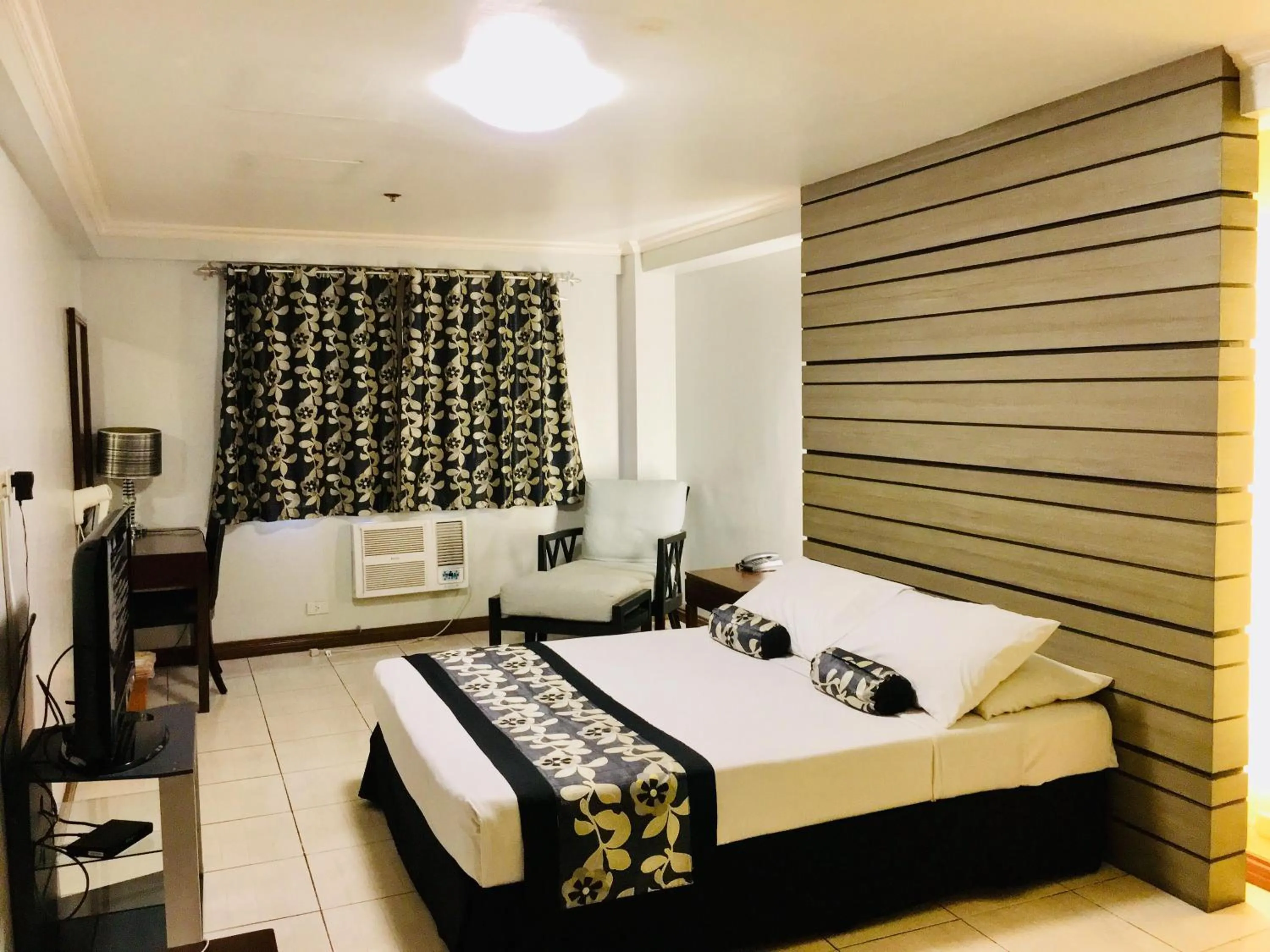 Photo of the whole room, Bed in Jupiter Suites