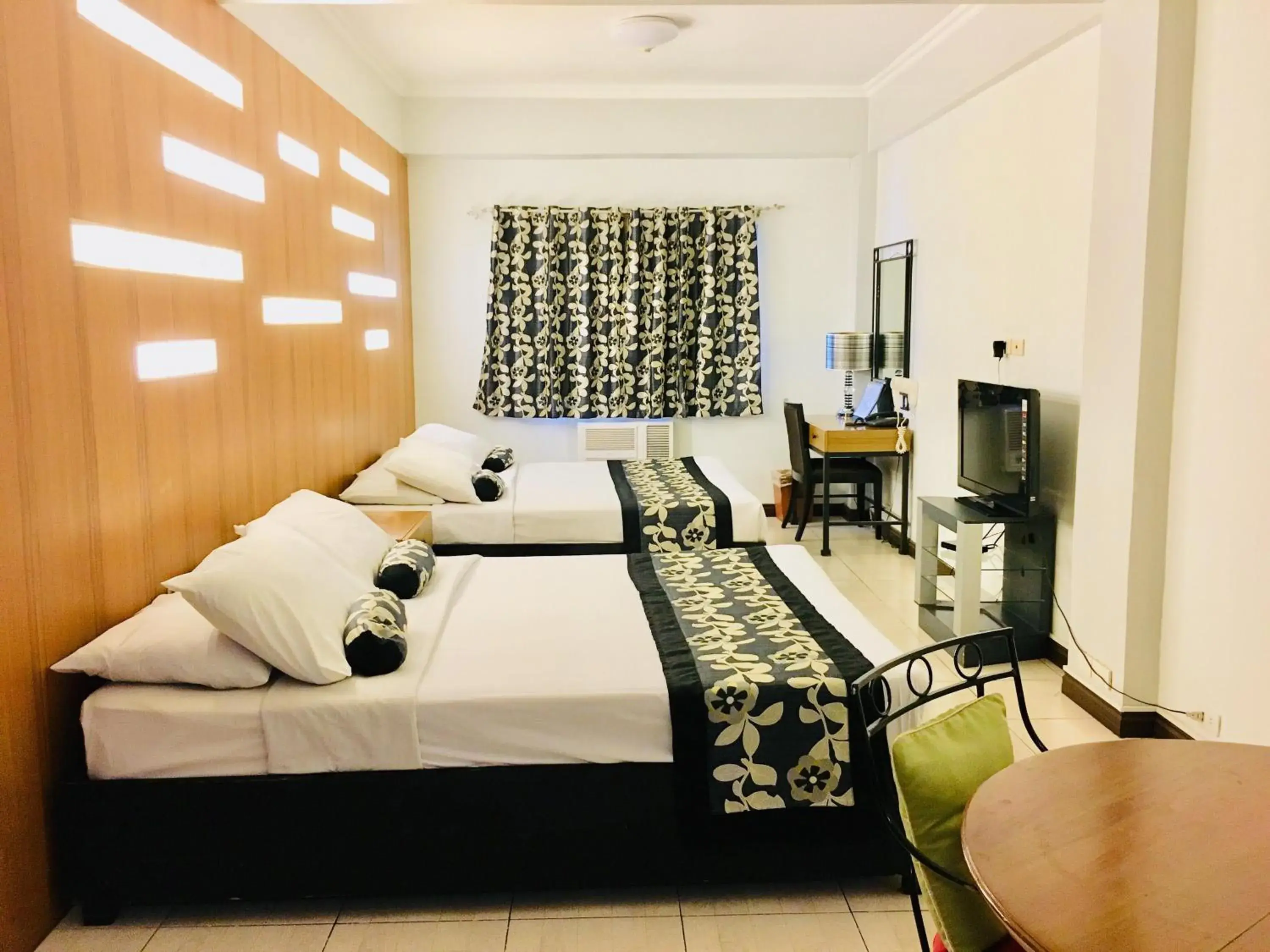 Property building, Bed in Jupiter Suites Property building, Bed in Jupiter Suites