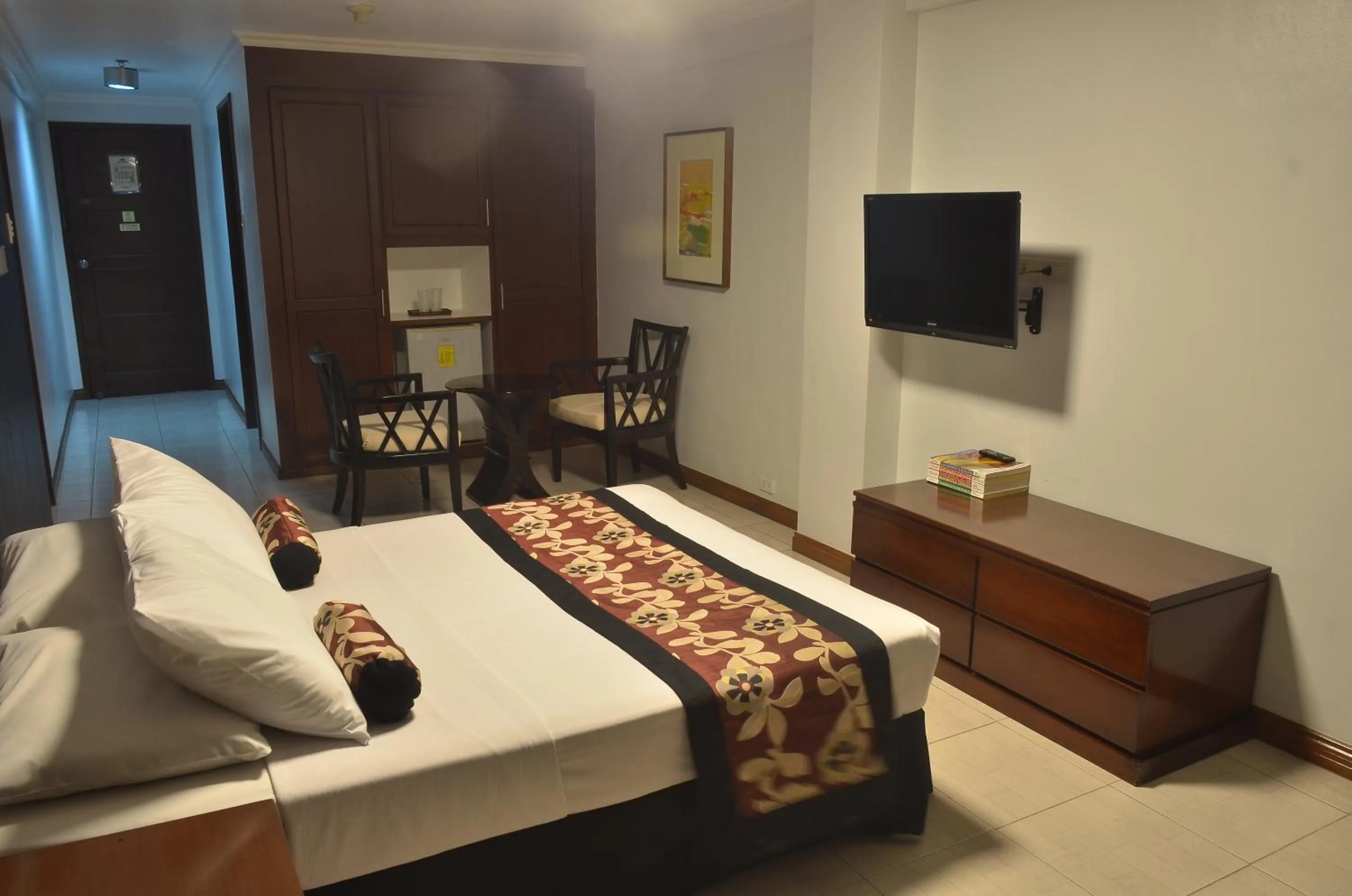 Photo of the whole room, Bed in Jupiter Suites