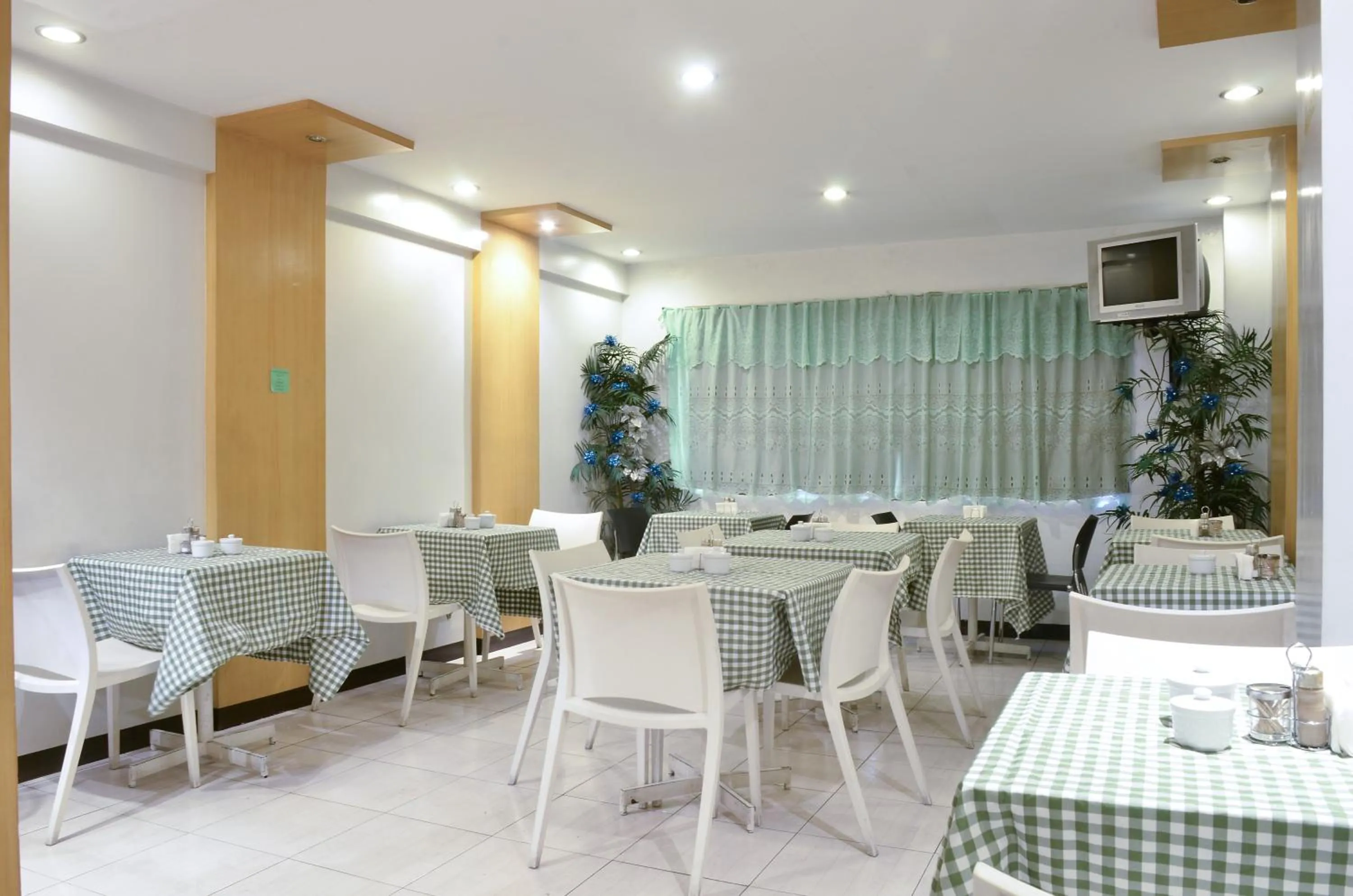 Restaurant/places to eat in Jupiter Suites