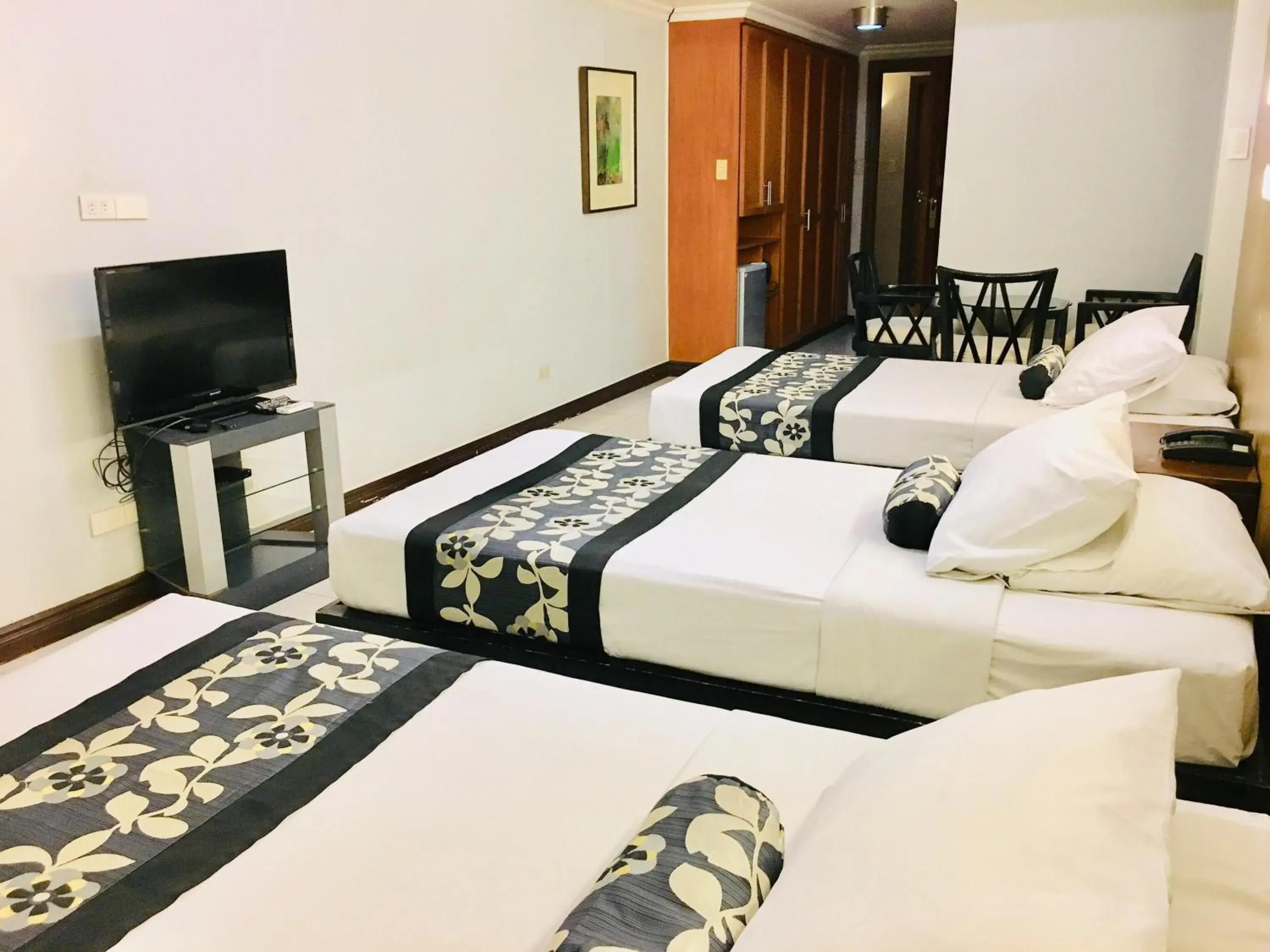 Photo of the whole room, Bed in Jupiter Suites Photo of the whole room, Bed in Jupiter Suites