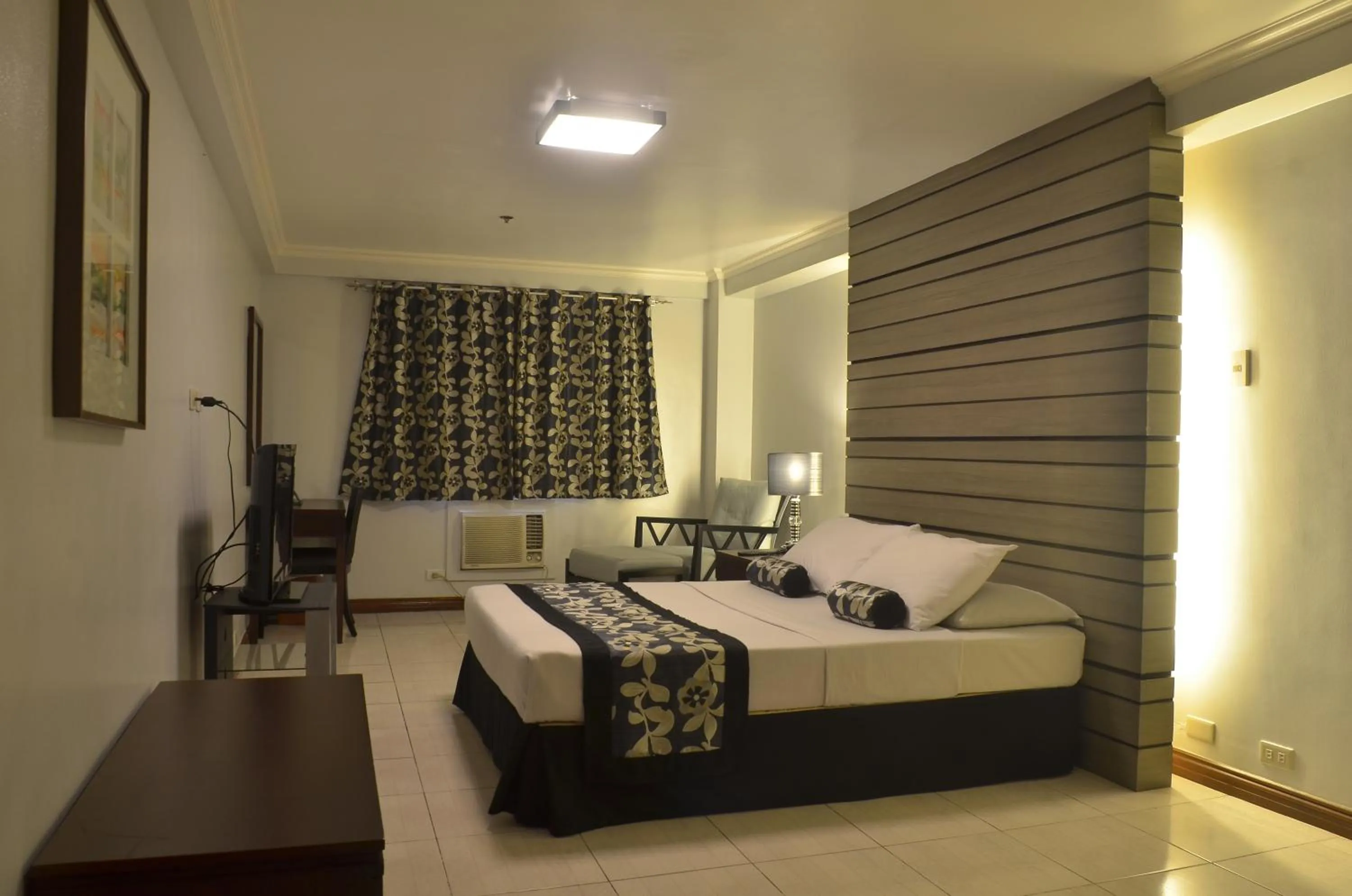 Photo of the whole room, Bed in Jupiter Suites