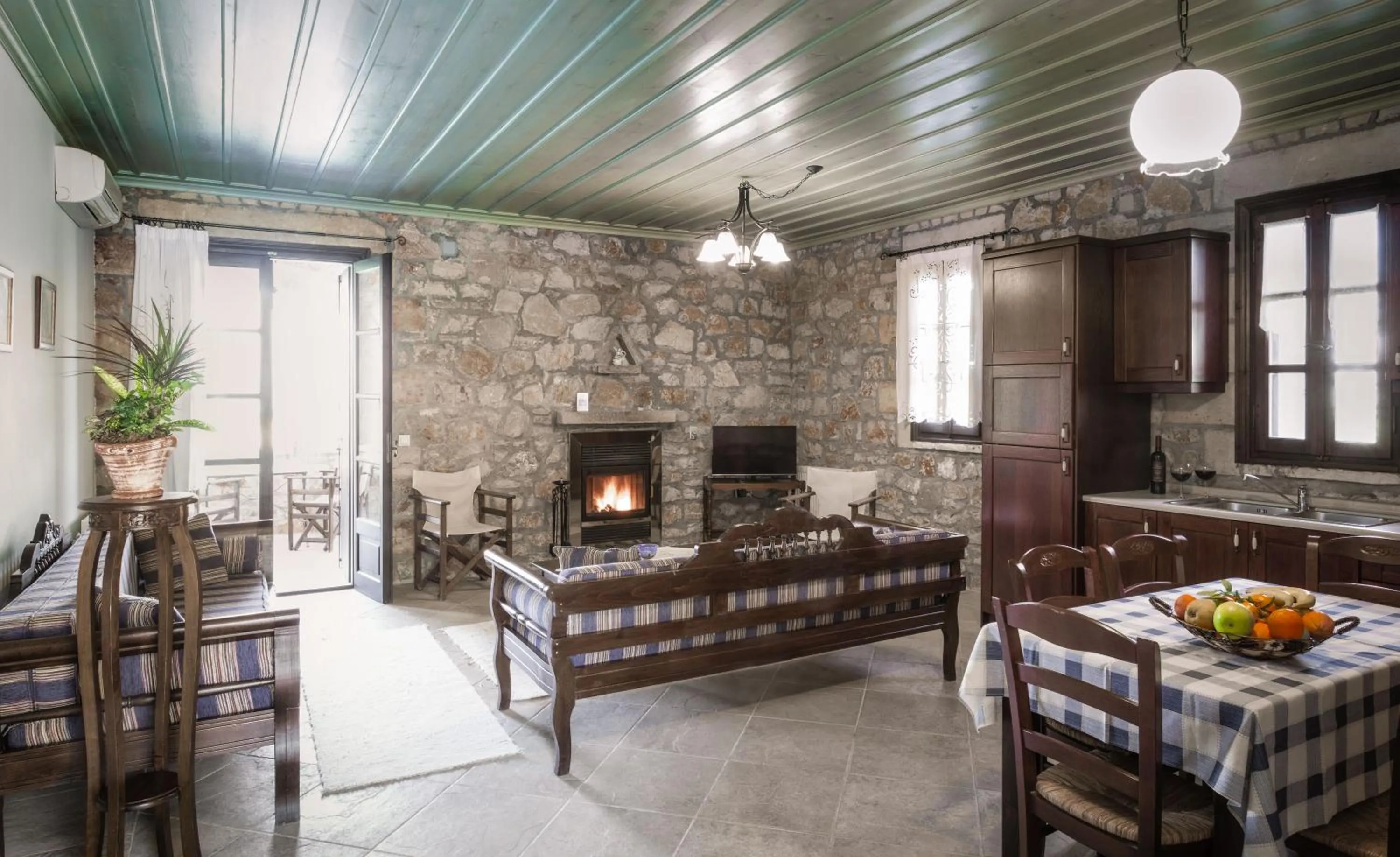Kitchen or kitchenette in Klymeni Traditional Homes