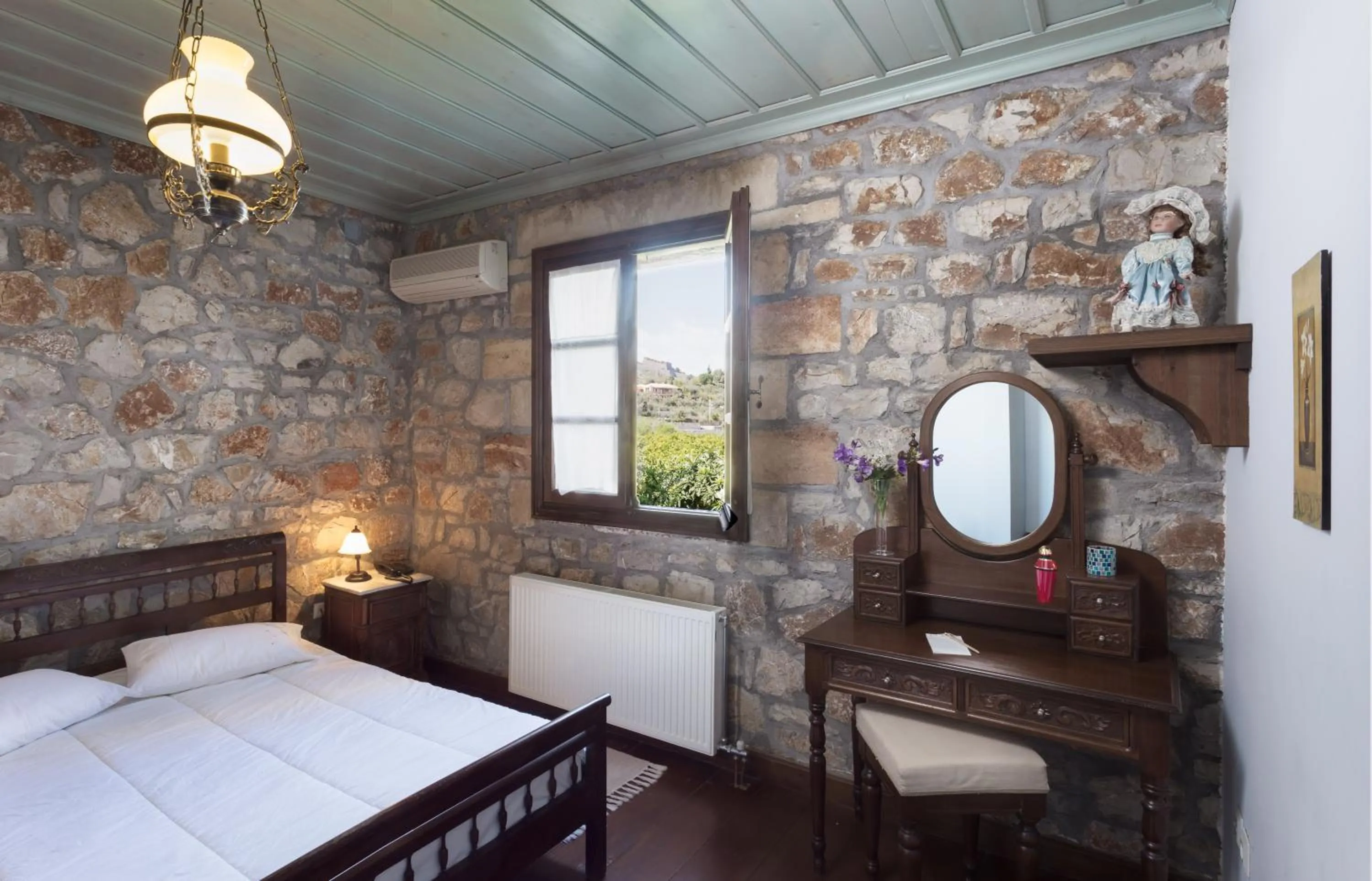 Bed in Klymeni Traditional Homes