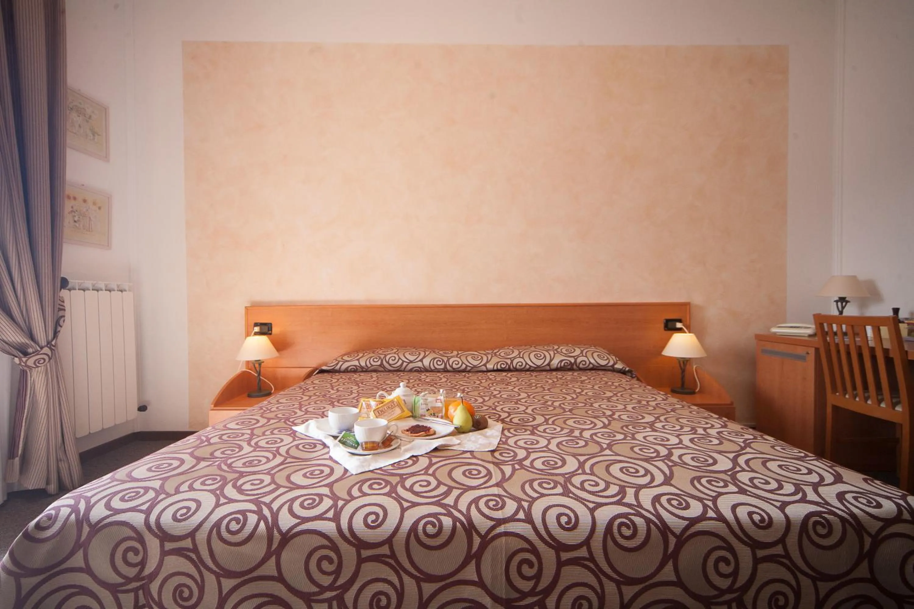 Bed in Albergo Suisse Bellevue