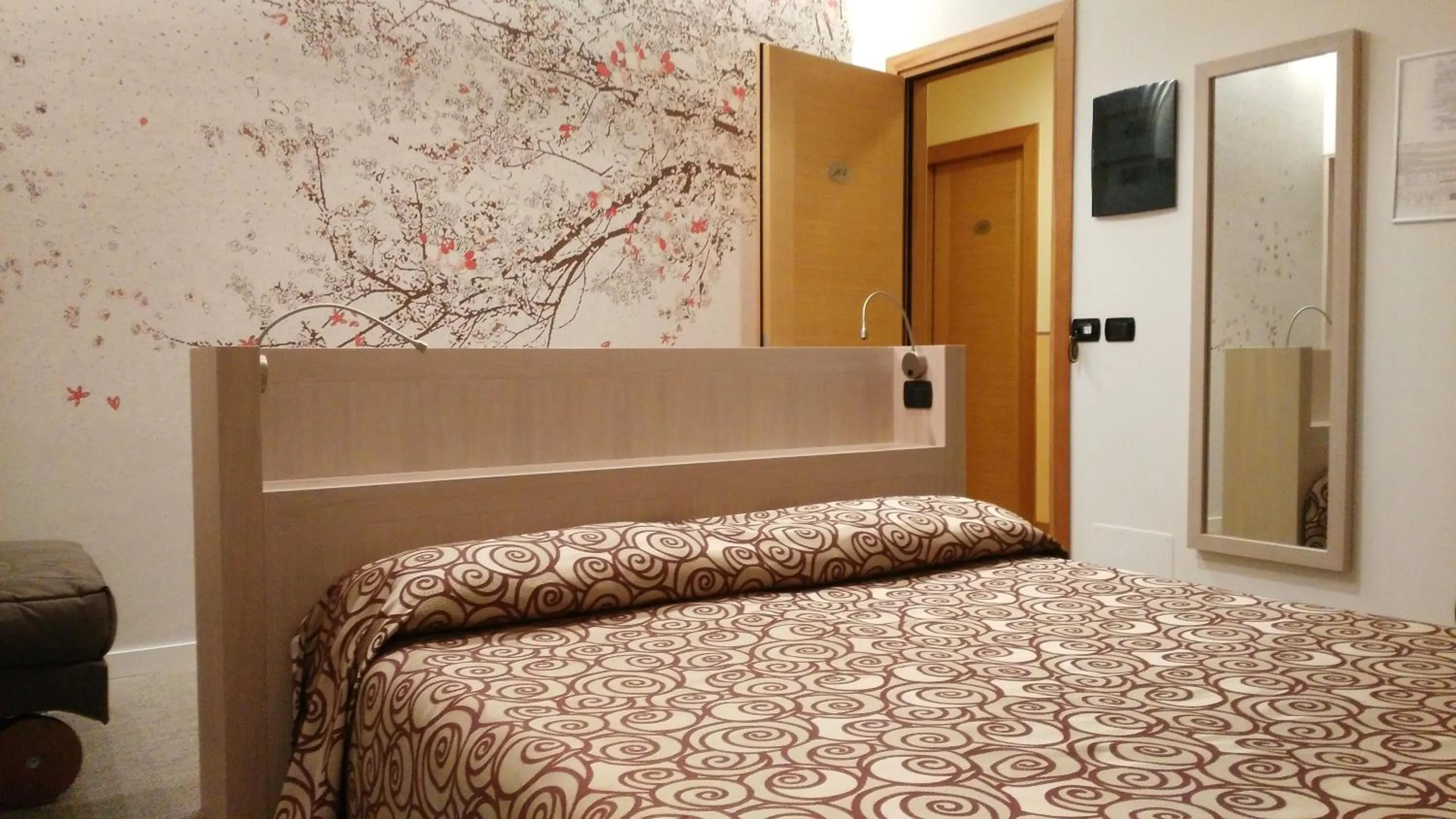 Bed in Albergo Suisse Bellevue