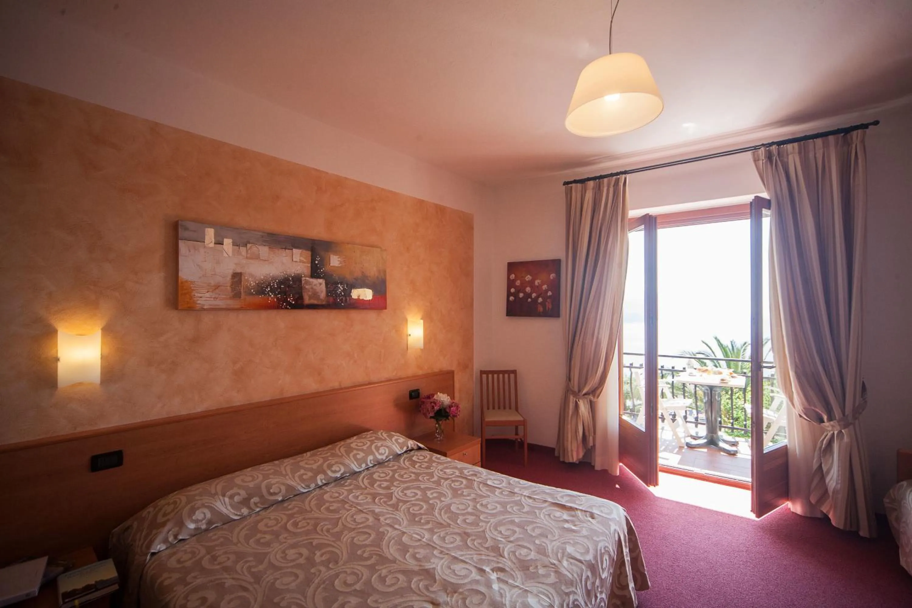 View (from property/room), Bed in Albergo Suisse Bellevue