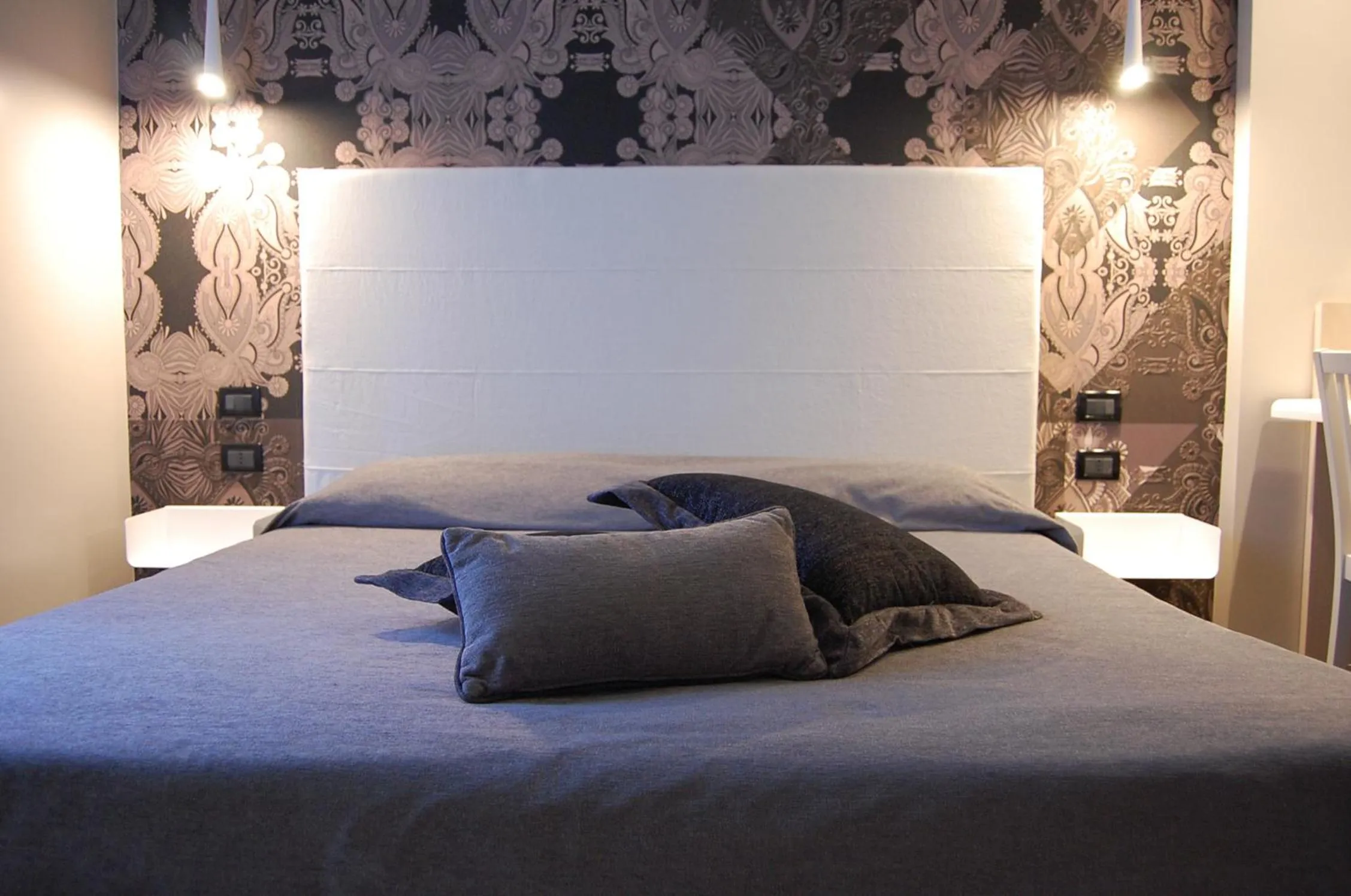 Bed in Albergo Suisse Bellevue