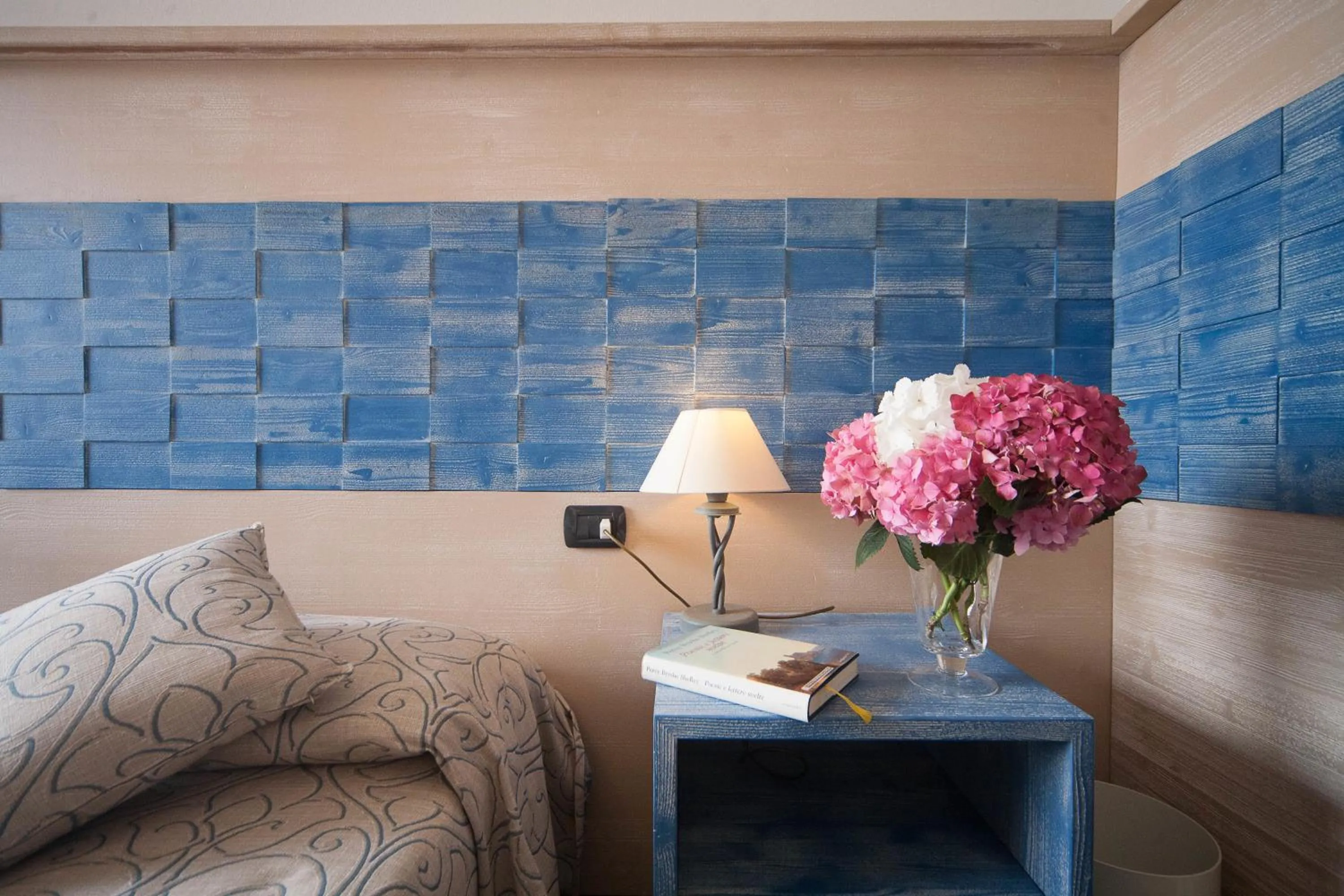 Bed in Albergo Suisse Bellevue